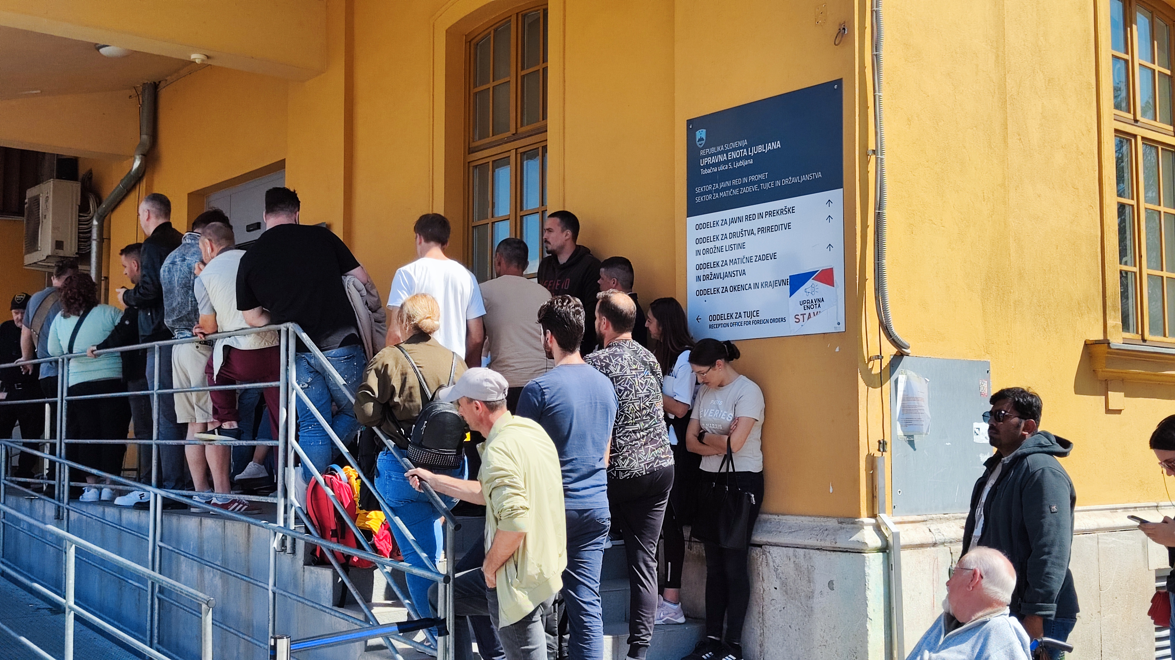 Ljudje pred ljubljansko upravno enoto čakajo več ur. (Foto: N1)