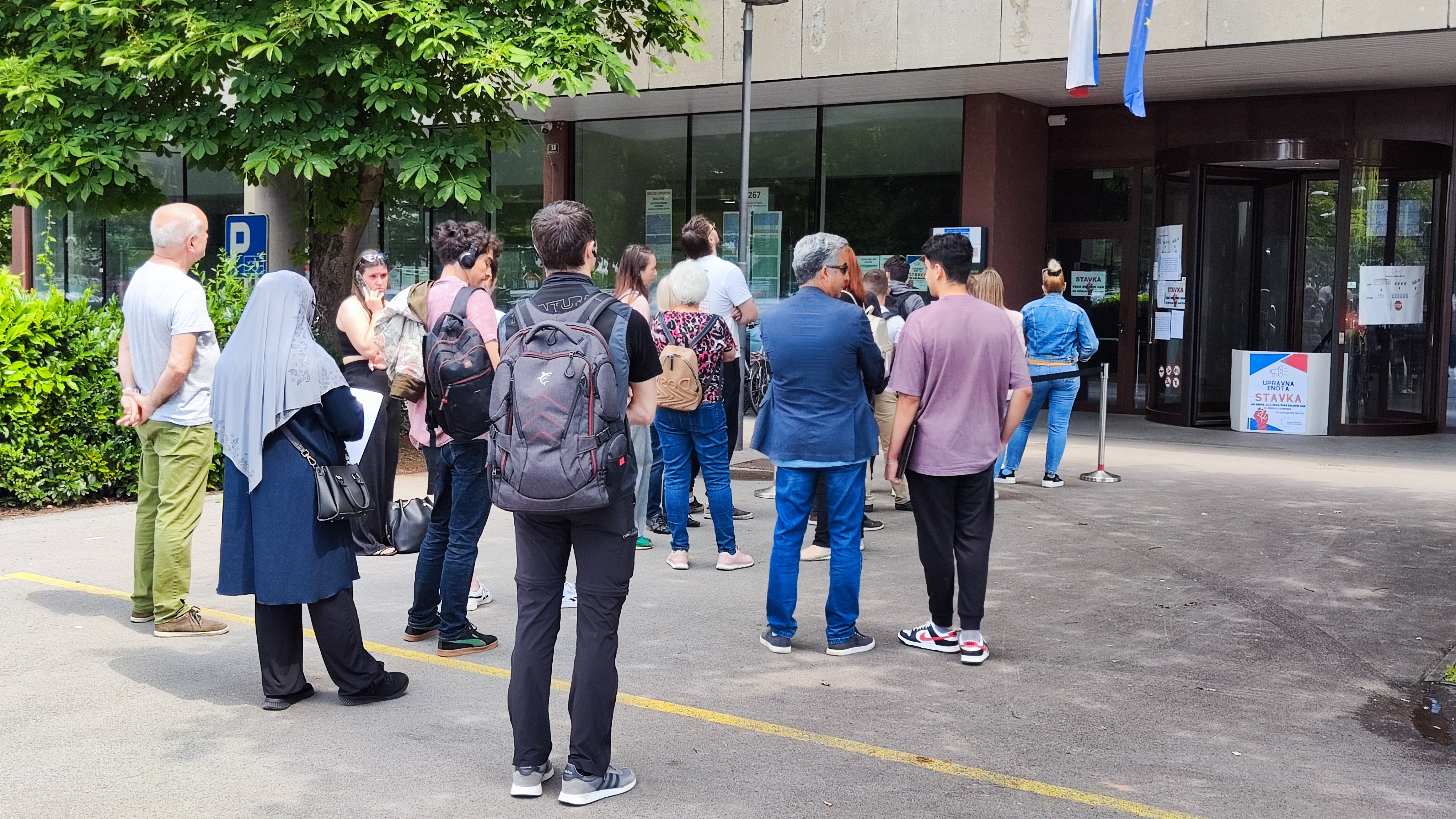 Ljudje pred ljubljansko upravno enoto čakajo več ur. (Foto: N1)