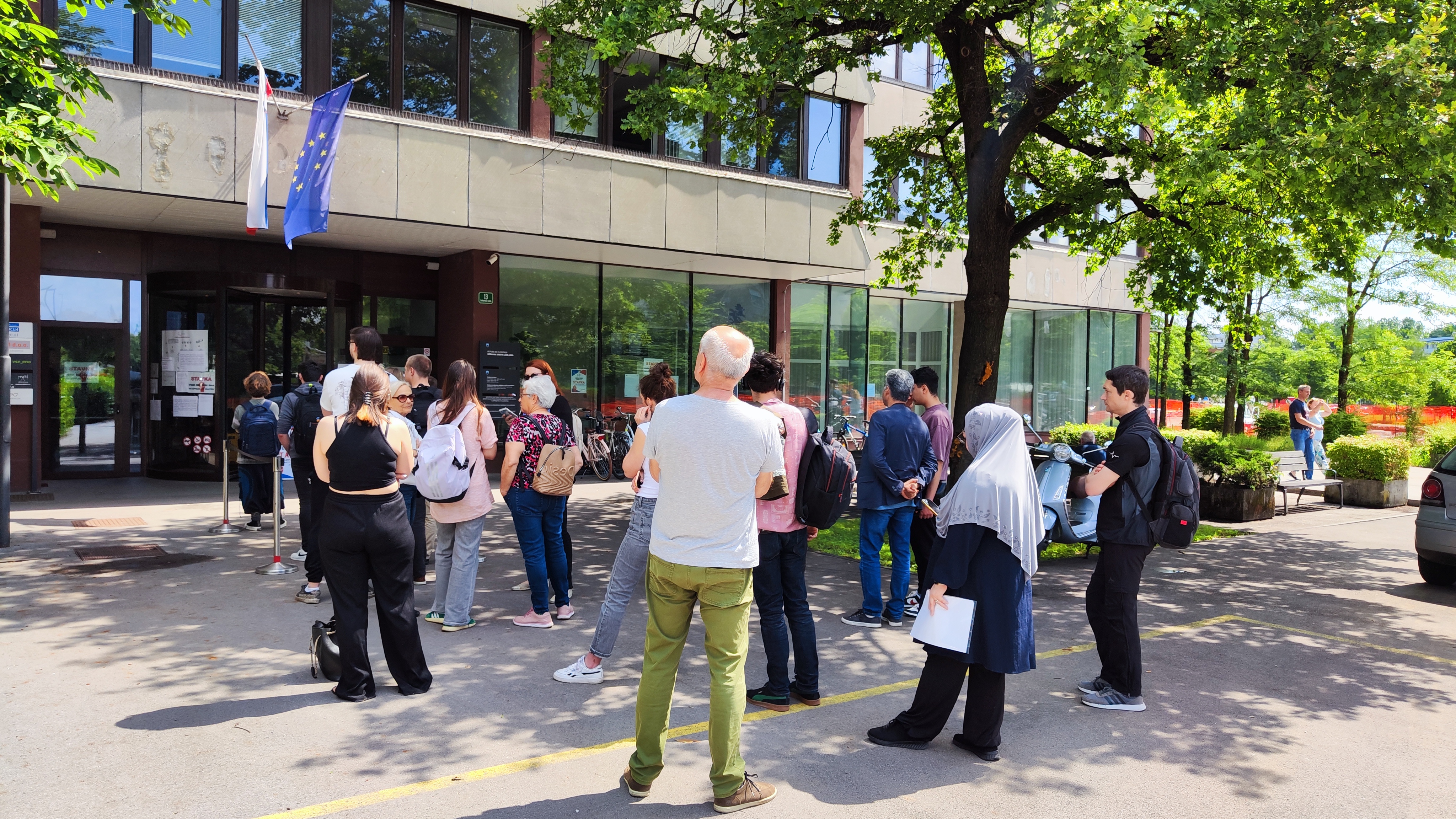 Ljudje pred ljubljansko upravno enoto čakajo več ur. (Foto: N1)