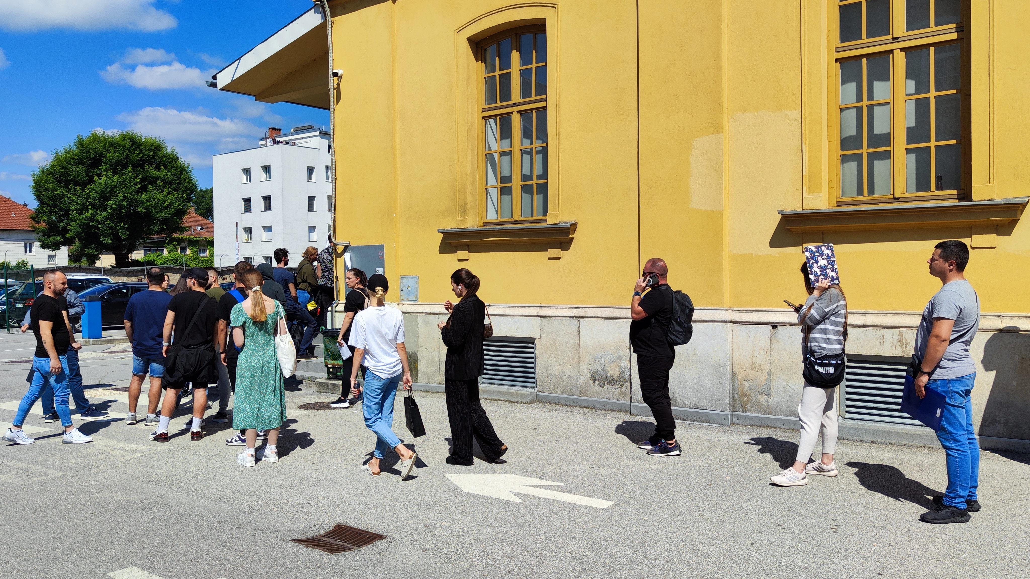 Ljudje pred ljubljansko upravno enoto čakajo več ur. (Foto: N1)