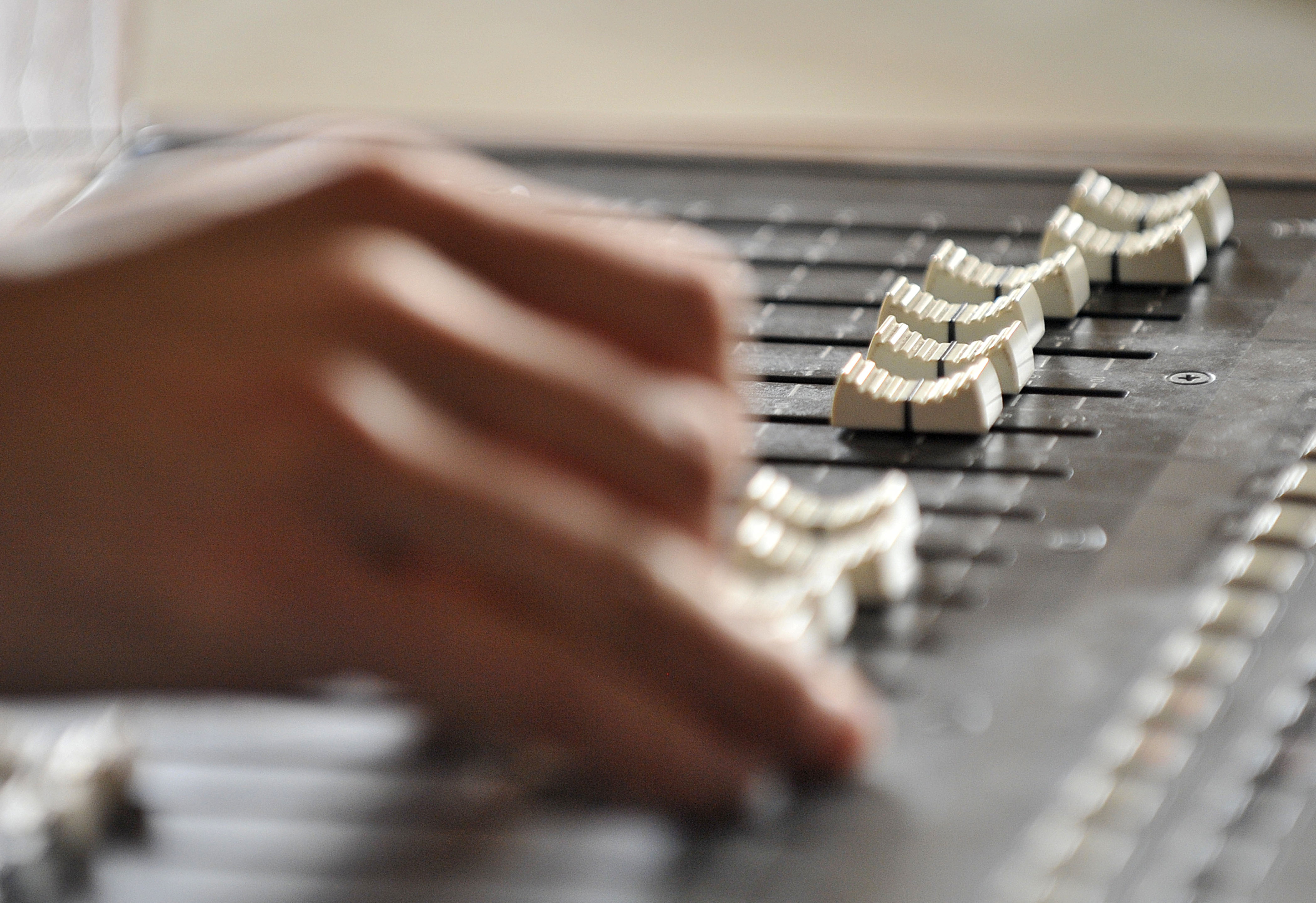 Radio Študent, mešalna miza, zvok, glasba