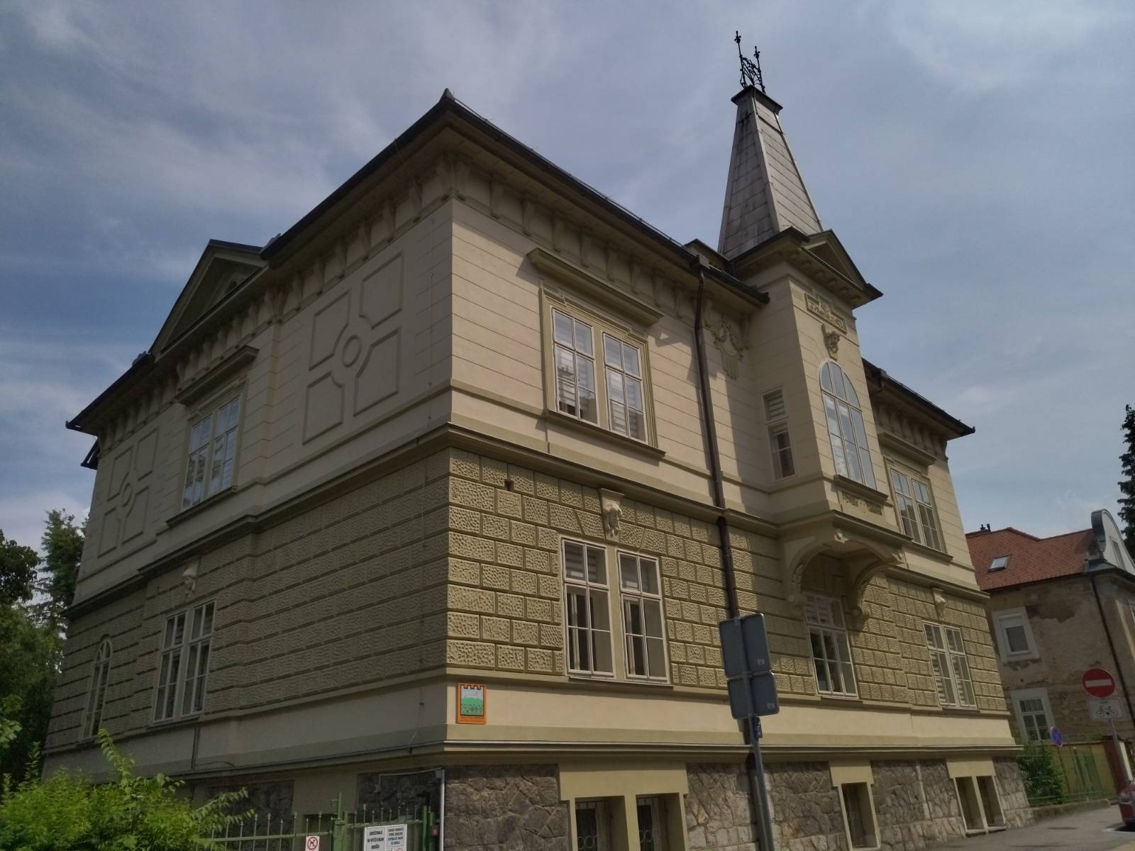 vila, strossmayerjeva, vrtec pod gradom, zakonca skušek