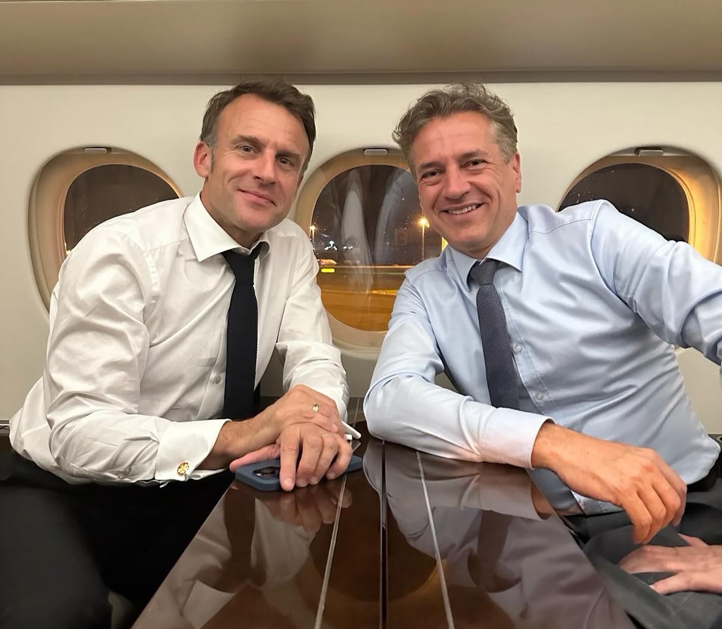 robi in emanuel na letalu