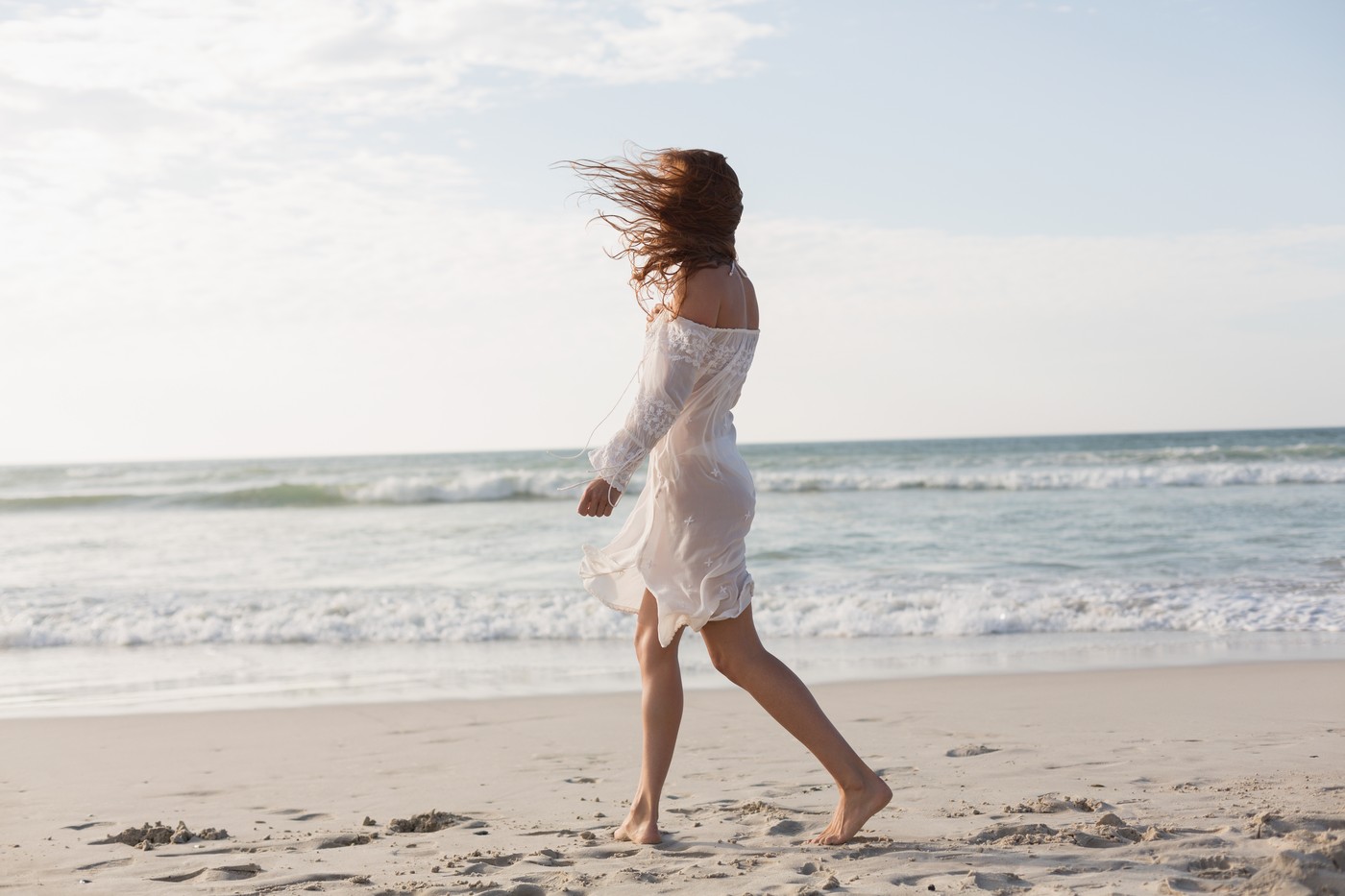 plaža, veter v laseh