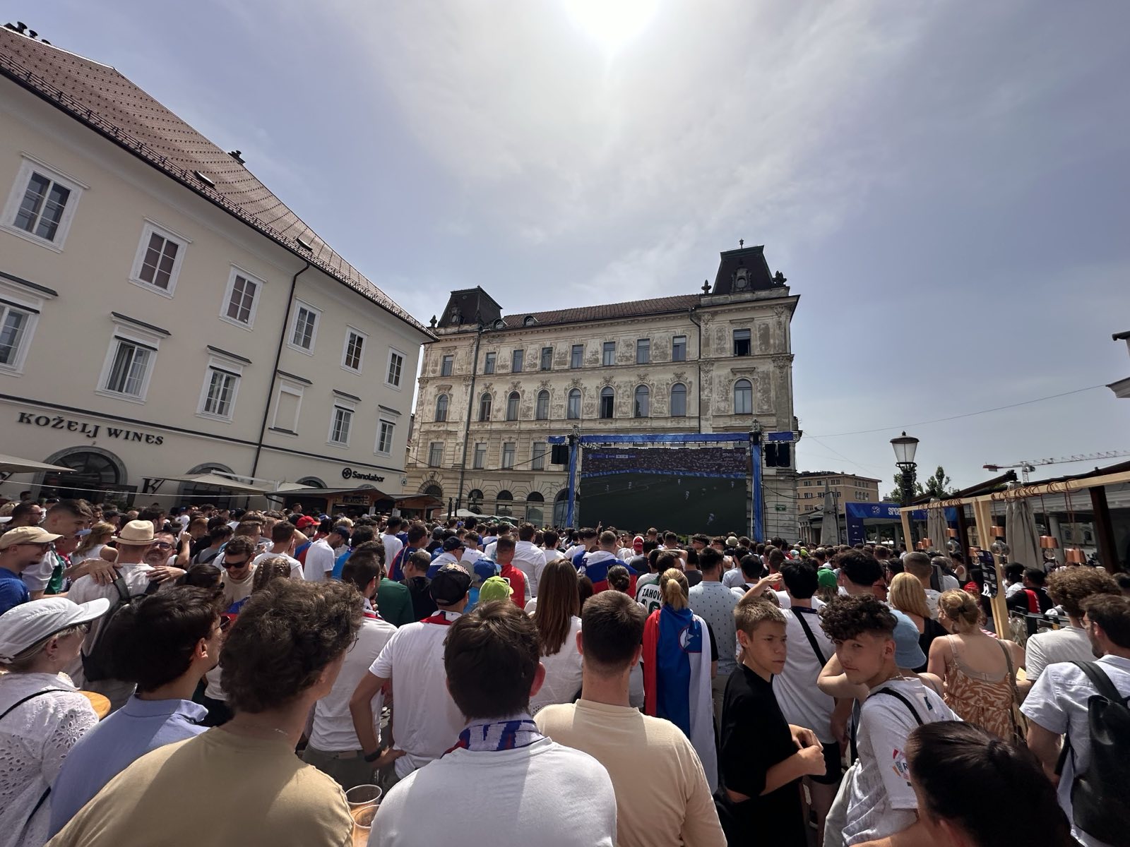 navijači na pogačarjevem trgu