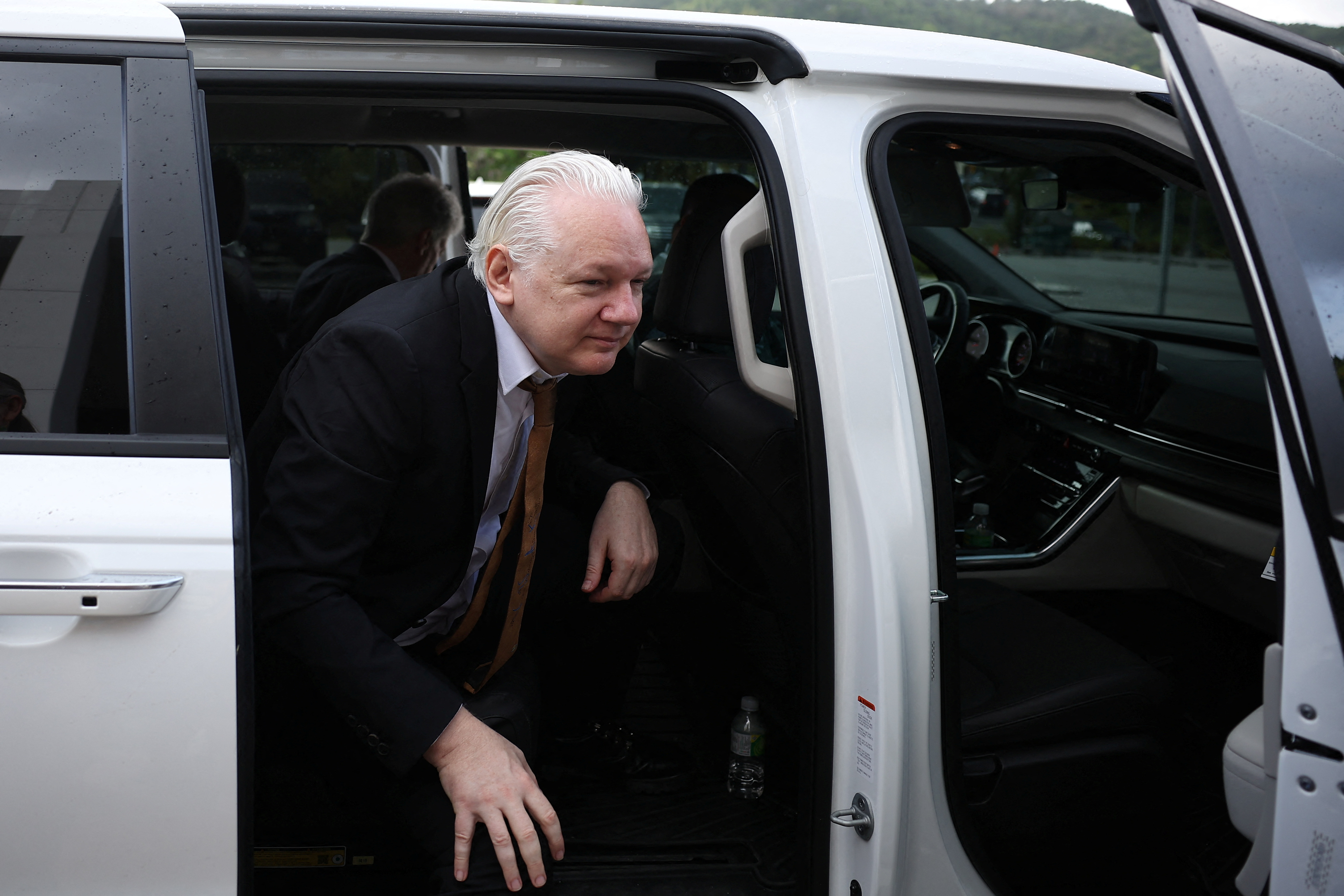 Julian Assange ob prihodu na okrožno sodišče v Saipanu (Foto: REUTERS/Kim Hong-Ji)