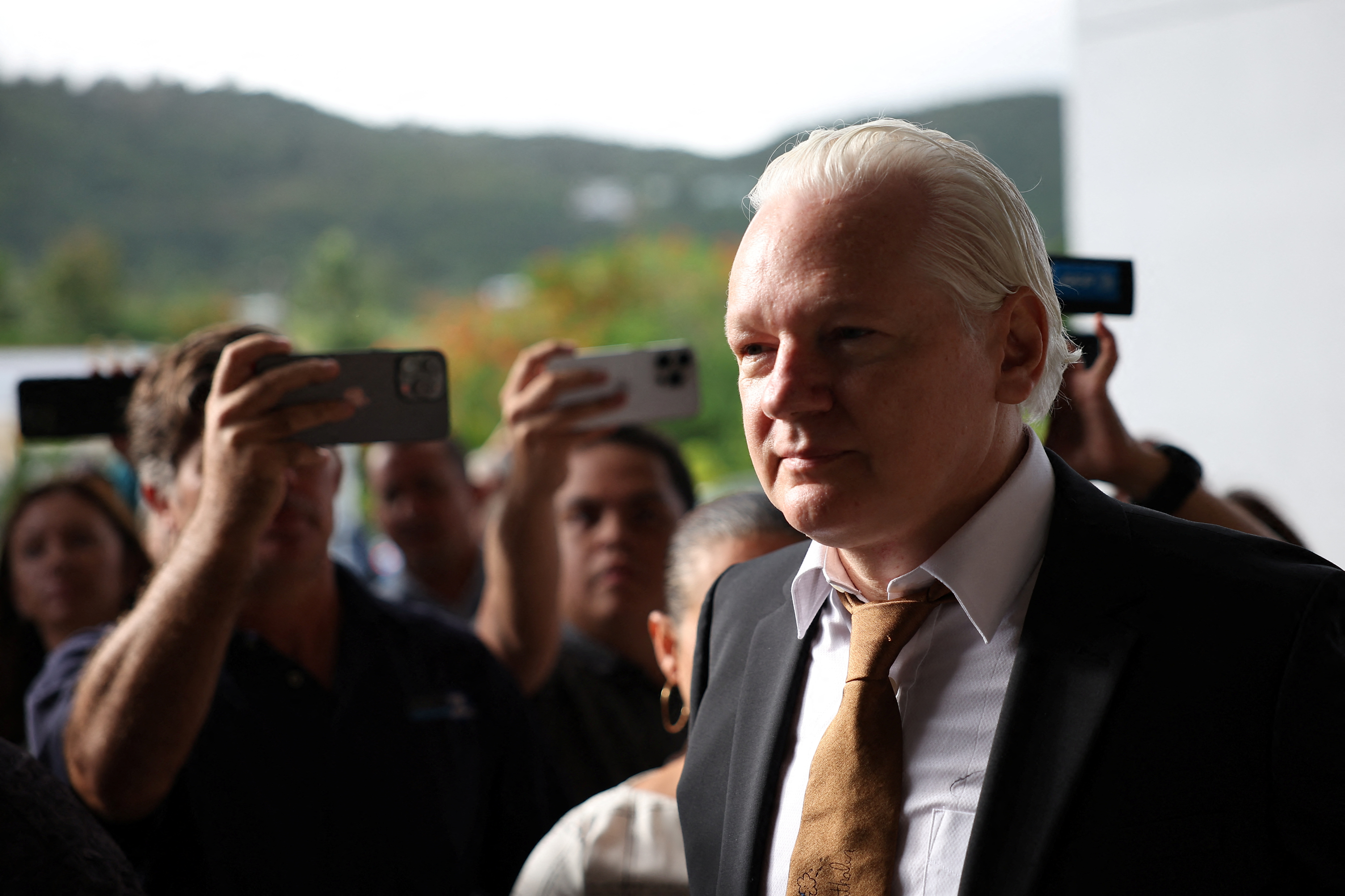 Julian Assange ob prihodu na okrožno sodišče v Saipanu (Foto: REUTERS/Kim Hong-Ji)