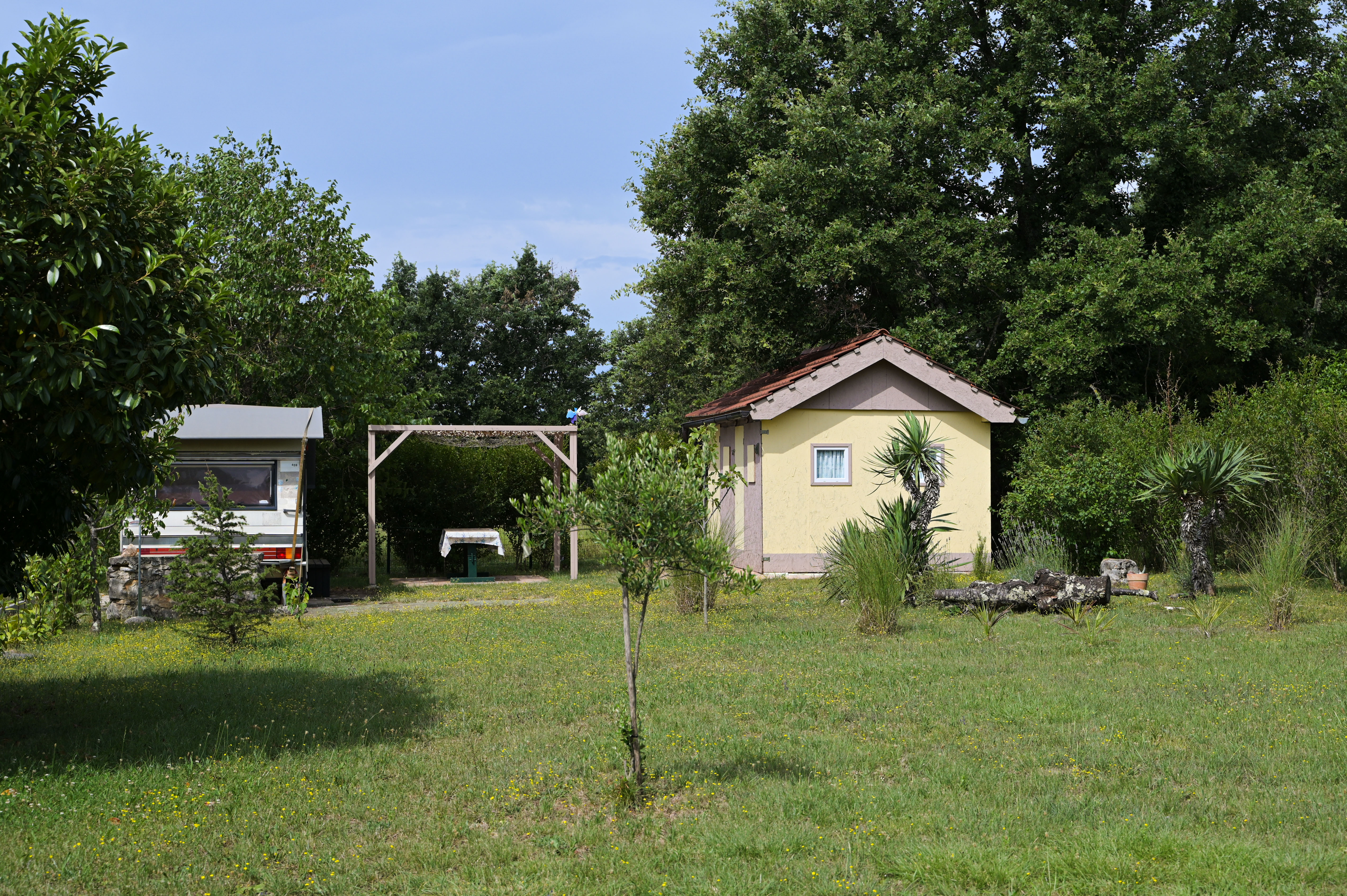 Hrvaška inšpekcija je Slovencem, ki imajo v Umagu domnevno nezakonite počitniške hišice, izdala odločbe, naj jih odstranijo. (Foto: Jan Gregorc/N1)