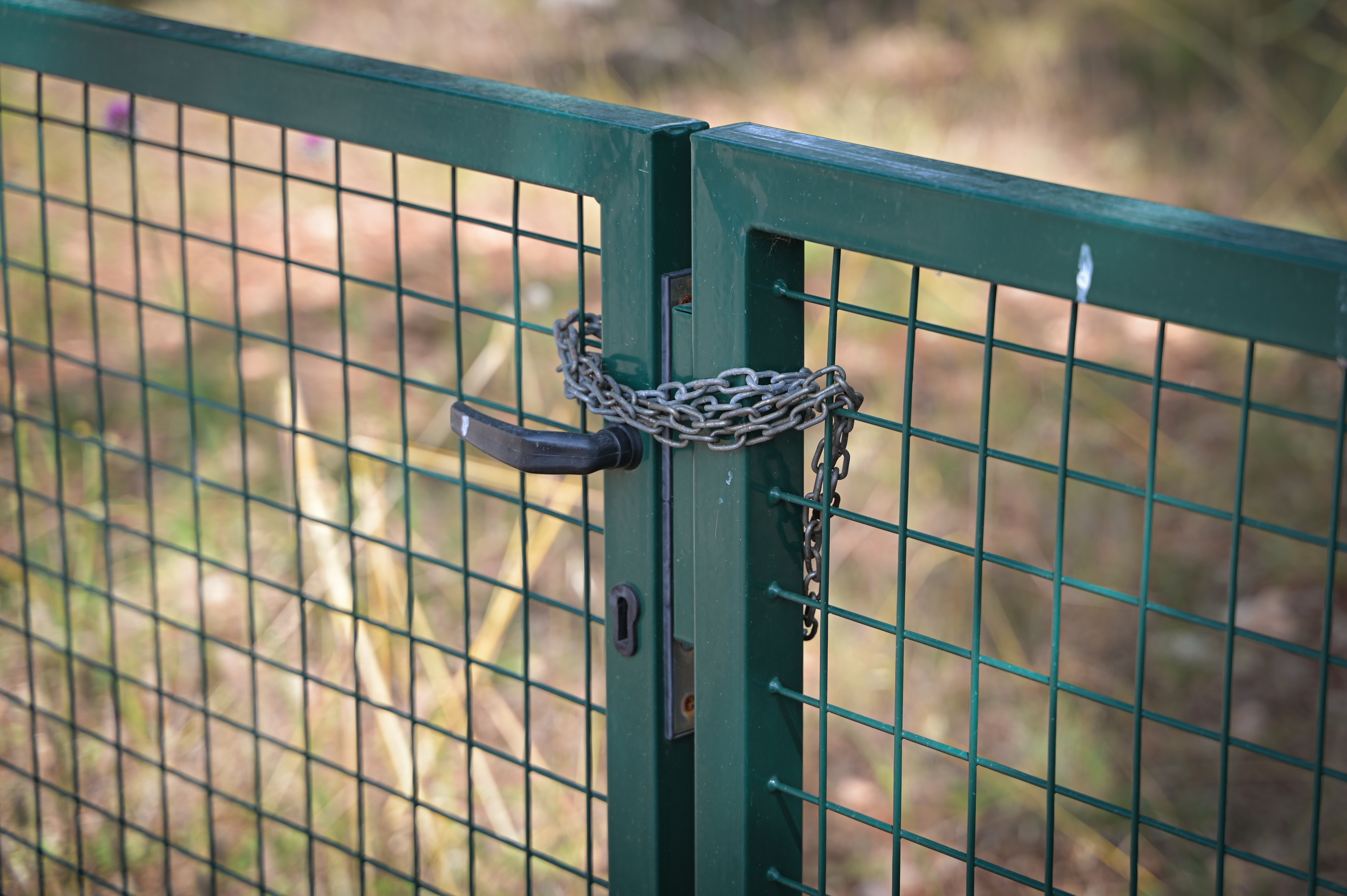 Hrvaška inšpekcija je Slovencem, ki imajo v Umagu domnevno nezakonite počitniške hišice, izdala odločbe, naj jih odstranijo. (Foto: Jan Gregorc/N1)