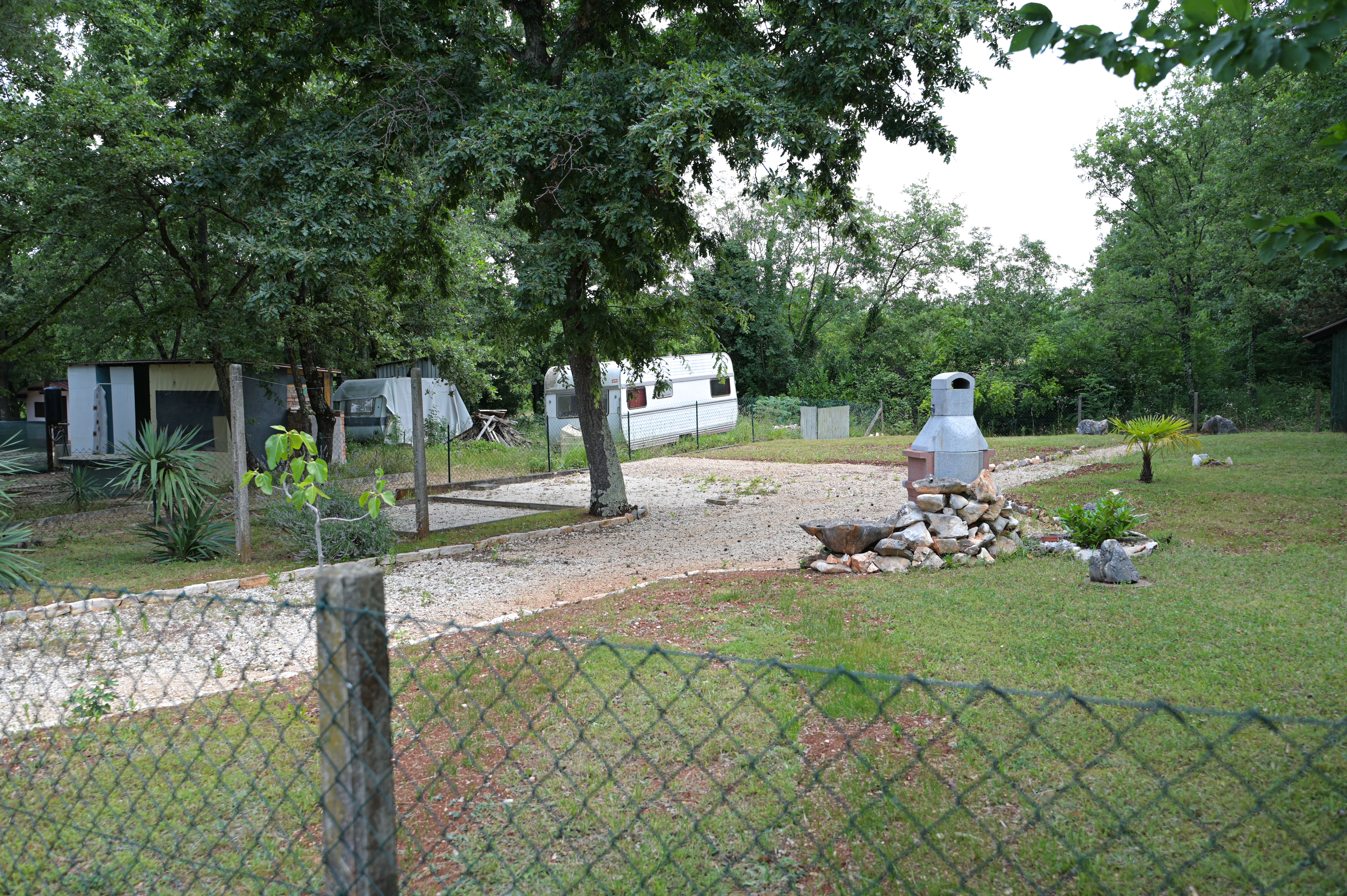 Hrvaška inšpekcija je Slovencem, ki imajo v Umagu domnevno nezakonite počitniške hišice, izdala odločbe, naj jih odstranijo. (Foto: Jan Gregorc/N1)