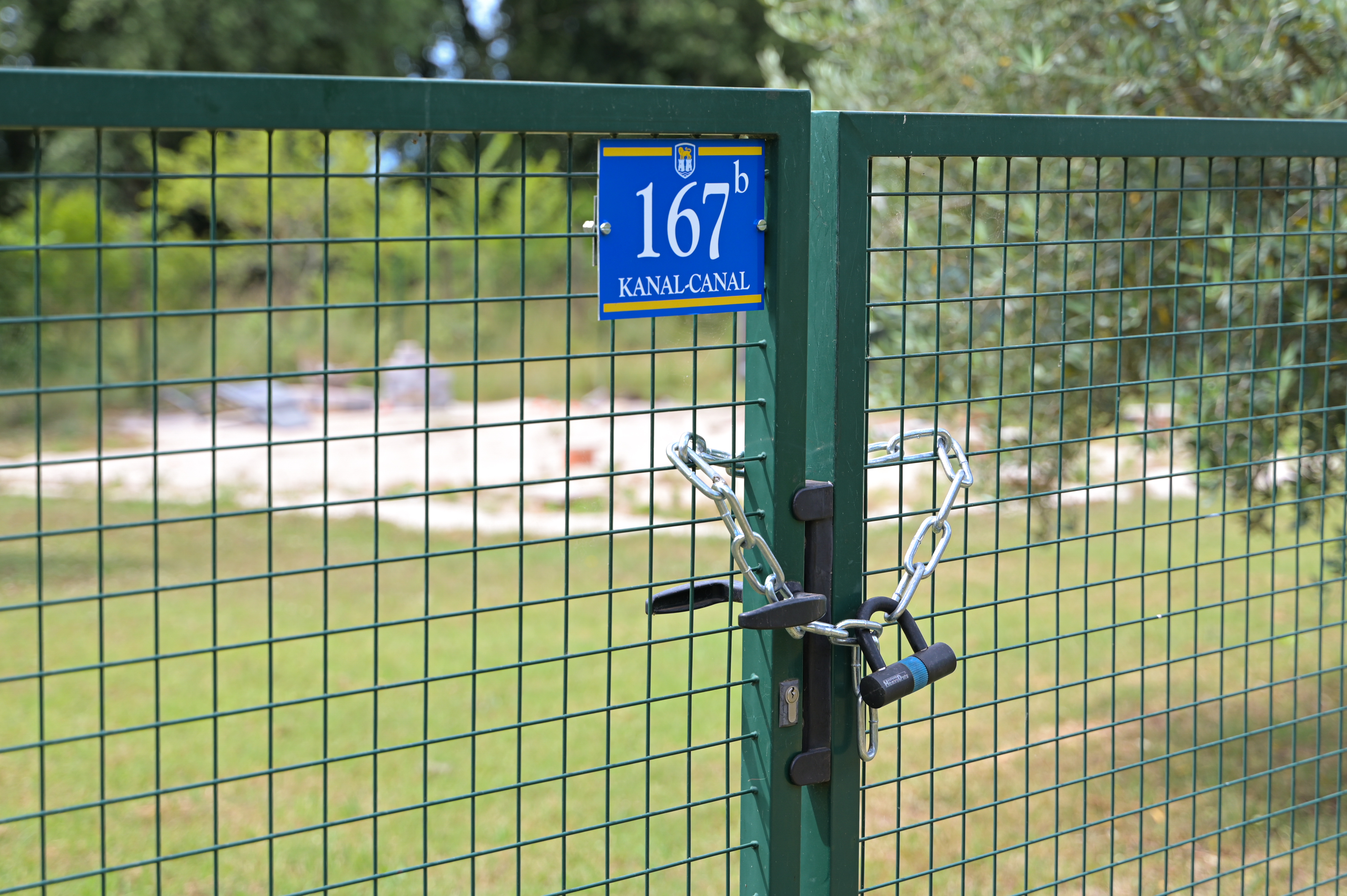 Hrvaška inšpekcija je Slovencem, ki imajo v Umagu domnevno nezakonite počitniške hišice, izdala odločbe, naj jih odstranijo. (Foto: Jan Gregorc/N1)