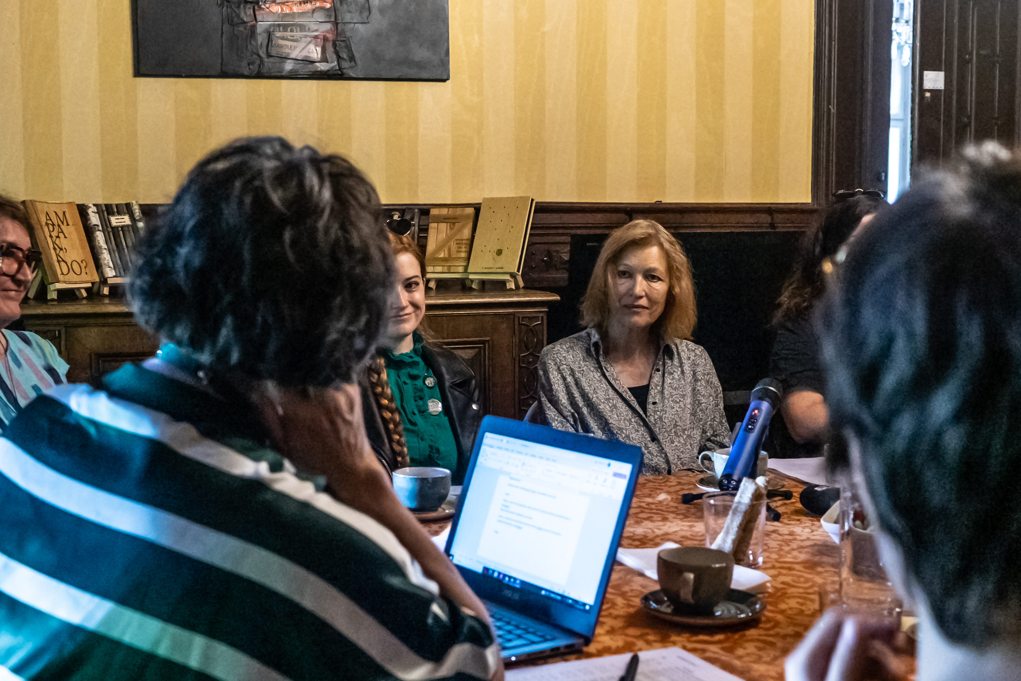 Novinarska konferenca pranger