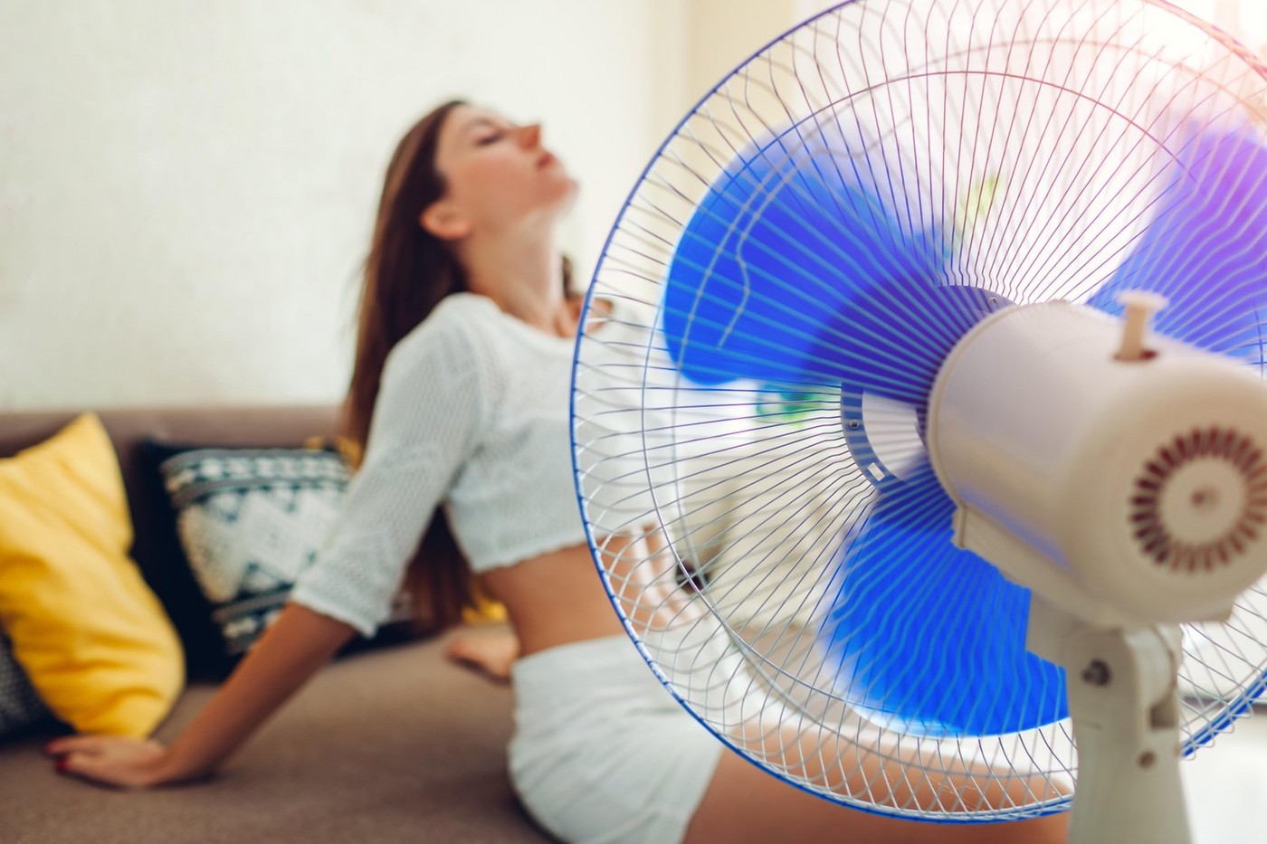 mlada ženska, ventilator, vročina, hlajenje