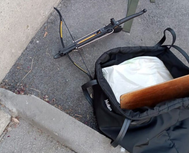 V Beogradu blizu notranjega ministrstva prijeli moškega s samostrelom