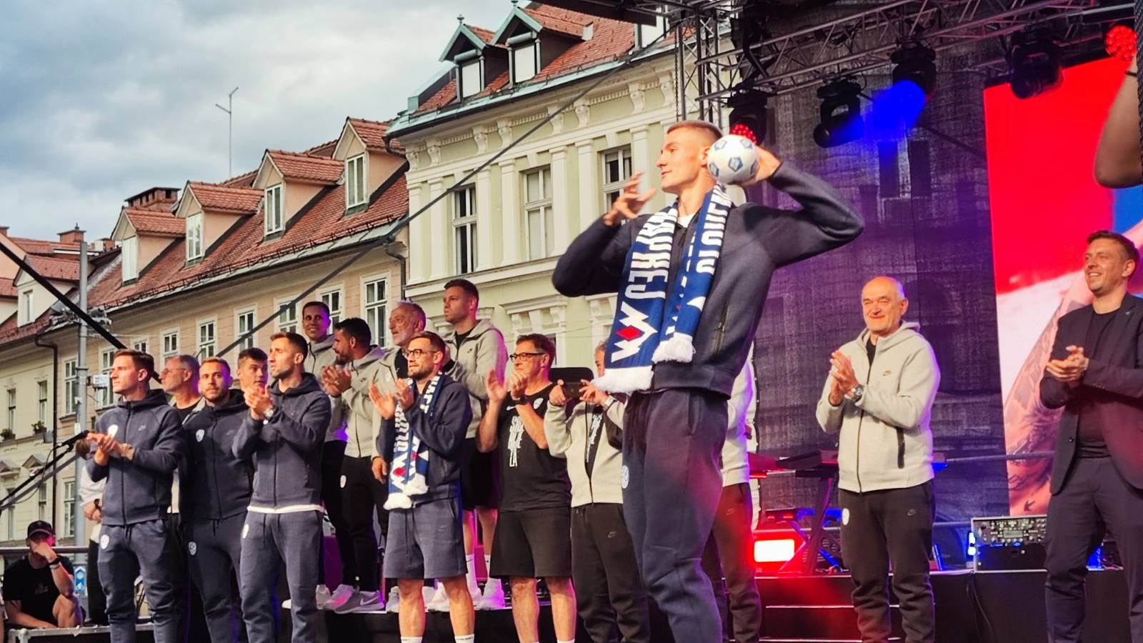 Sprejem nogometašev na Kongresnem trgu v Ljubljani (Foto: N1)