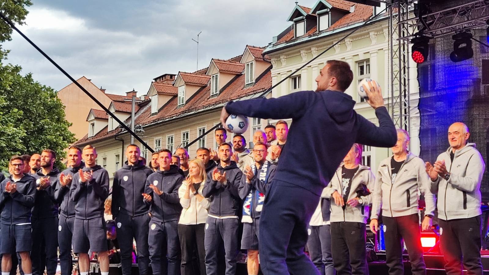 Sprejem nogometašev na Kongresnem trgu v Ljubljani (Foto: N1)