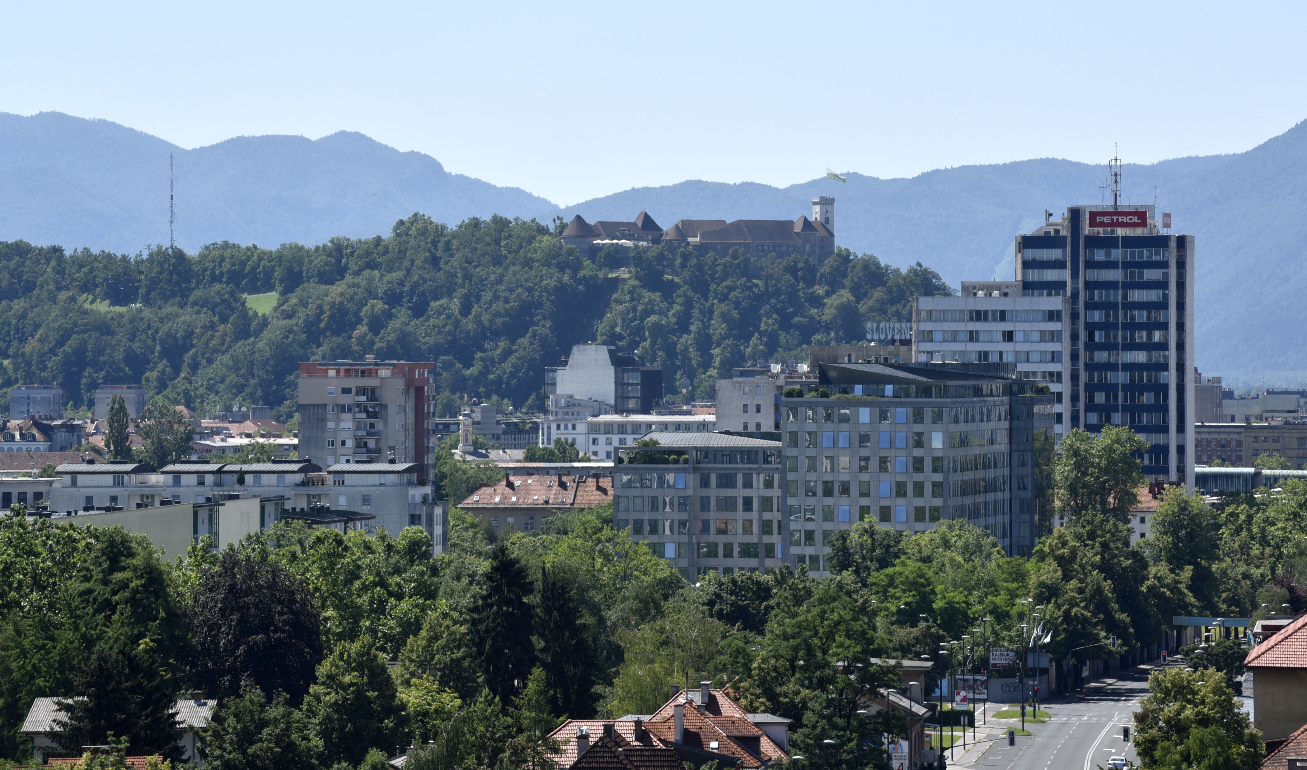 PANORAMA MESTA LJUBLJANA MESTO ZELENA LJUBLJANA STAVBE POSLOPJA CESTA PROMET STOLPNICE