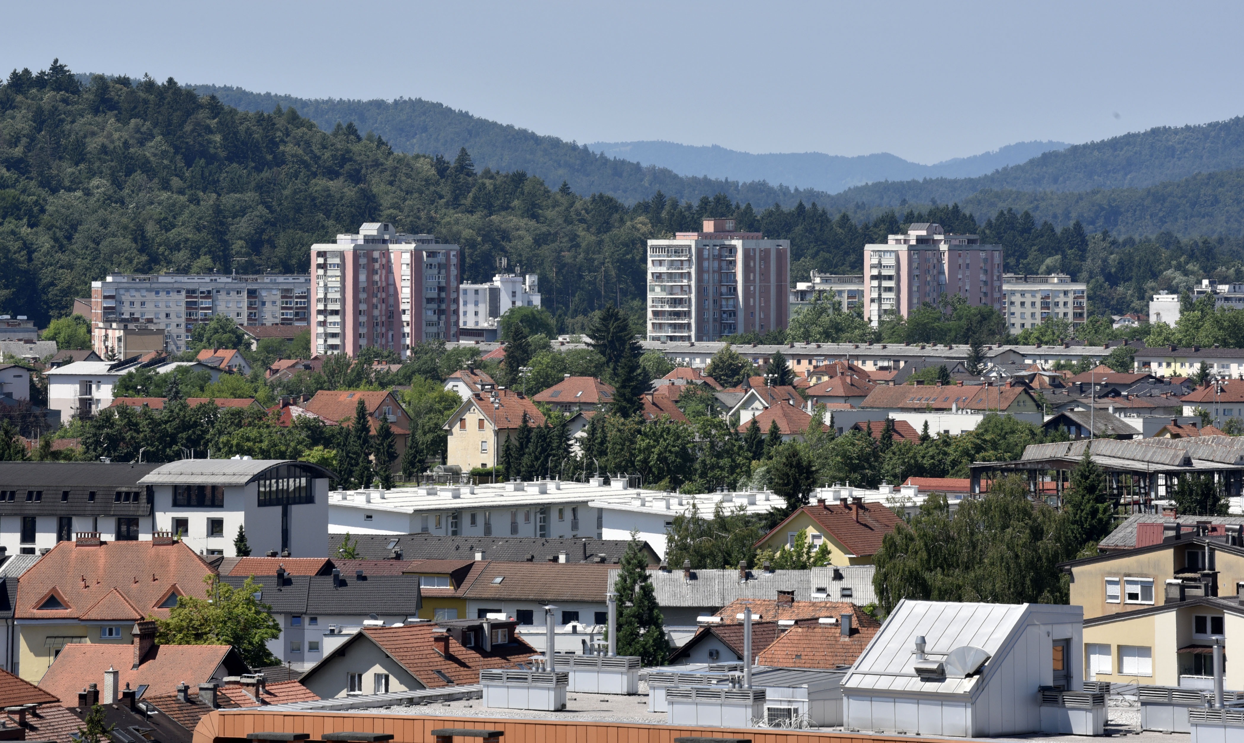 PANORAMA MESTA LJUBLJANA MESTO ZELENA LJUBLJANA STAVBE POSLOPJA CESTA PROMET STOLPNICE