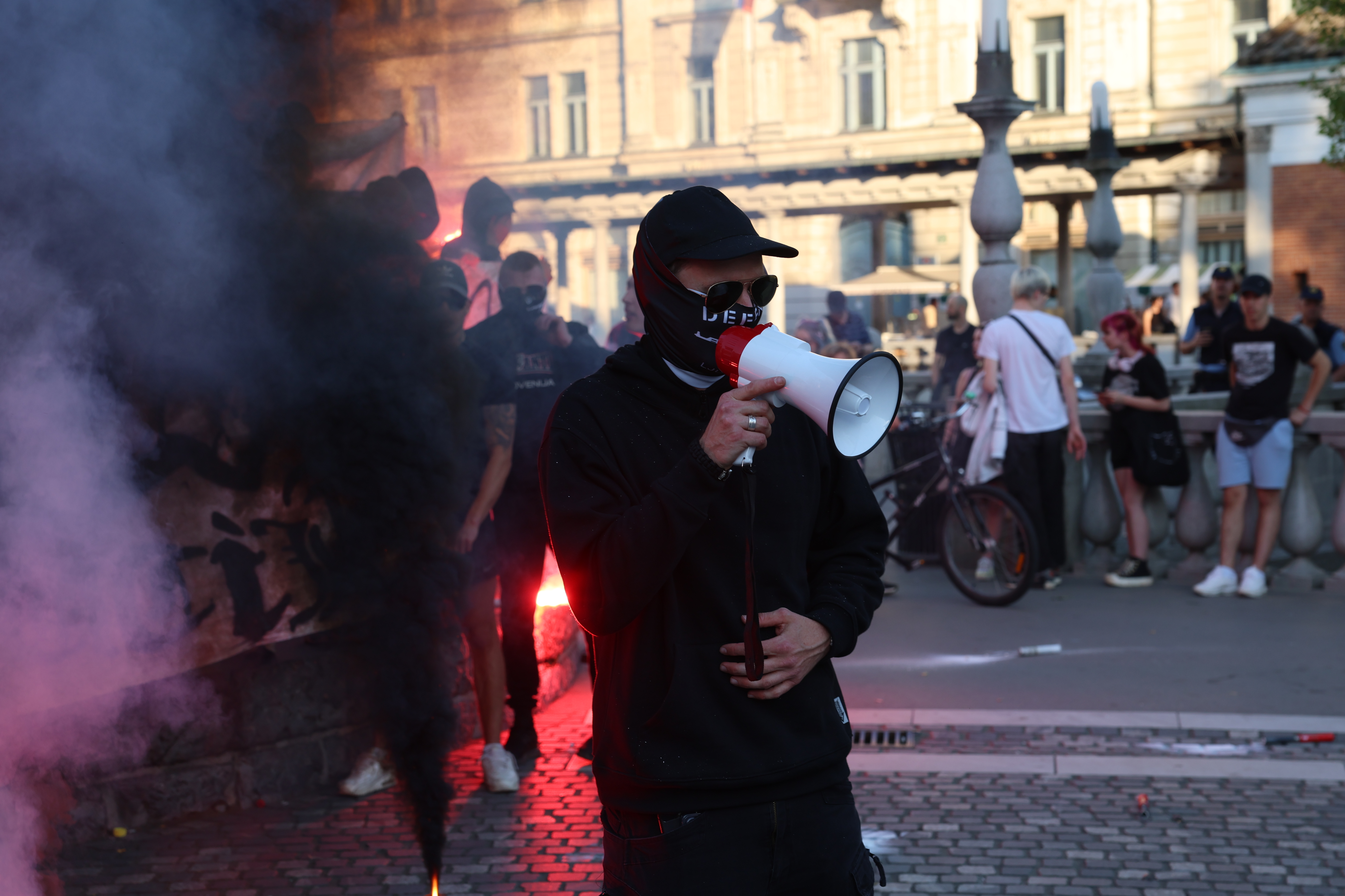 Shod Slovenske obrambne straže, ki je uporabljala nacistične simbole, letos poleti v Ljubljani (Foto: Borut Živulović/BOBO)