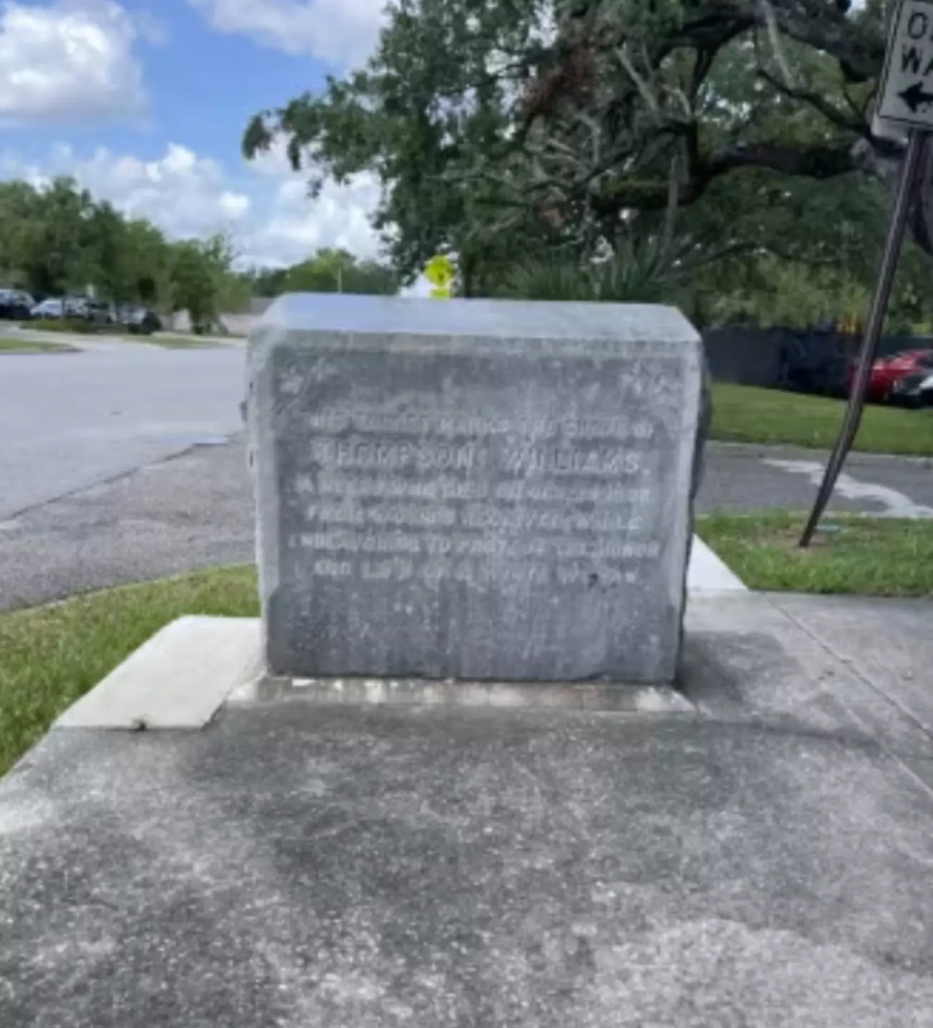 grob sredi pločnika