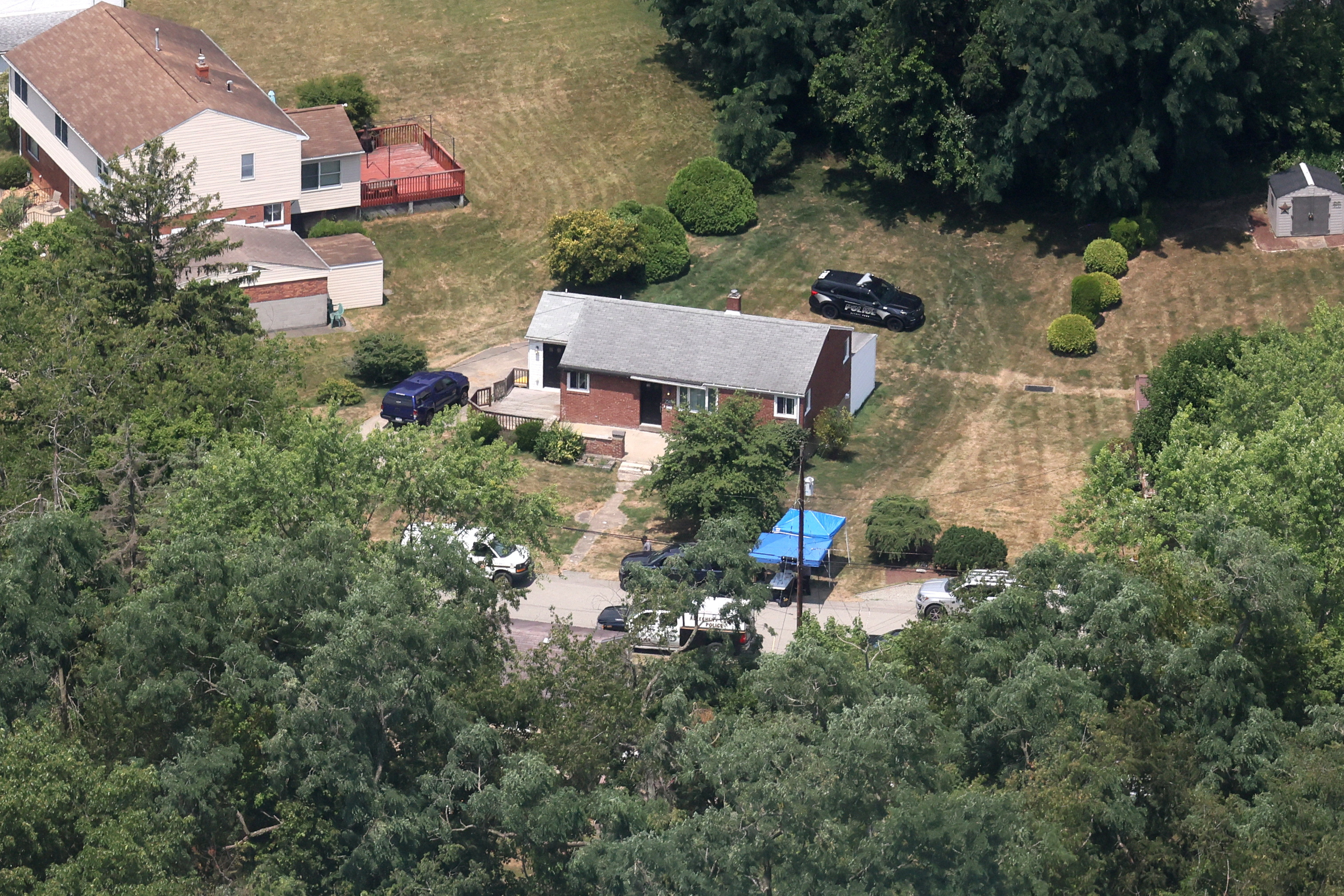 Preiskava na domu osumljenca (Foto: Brendan McDermid/ REUTERS)