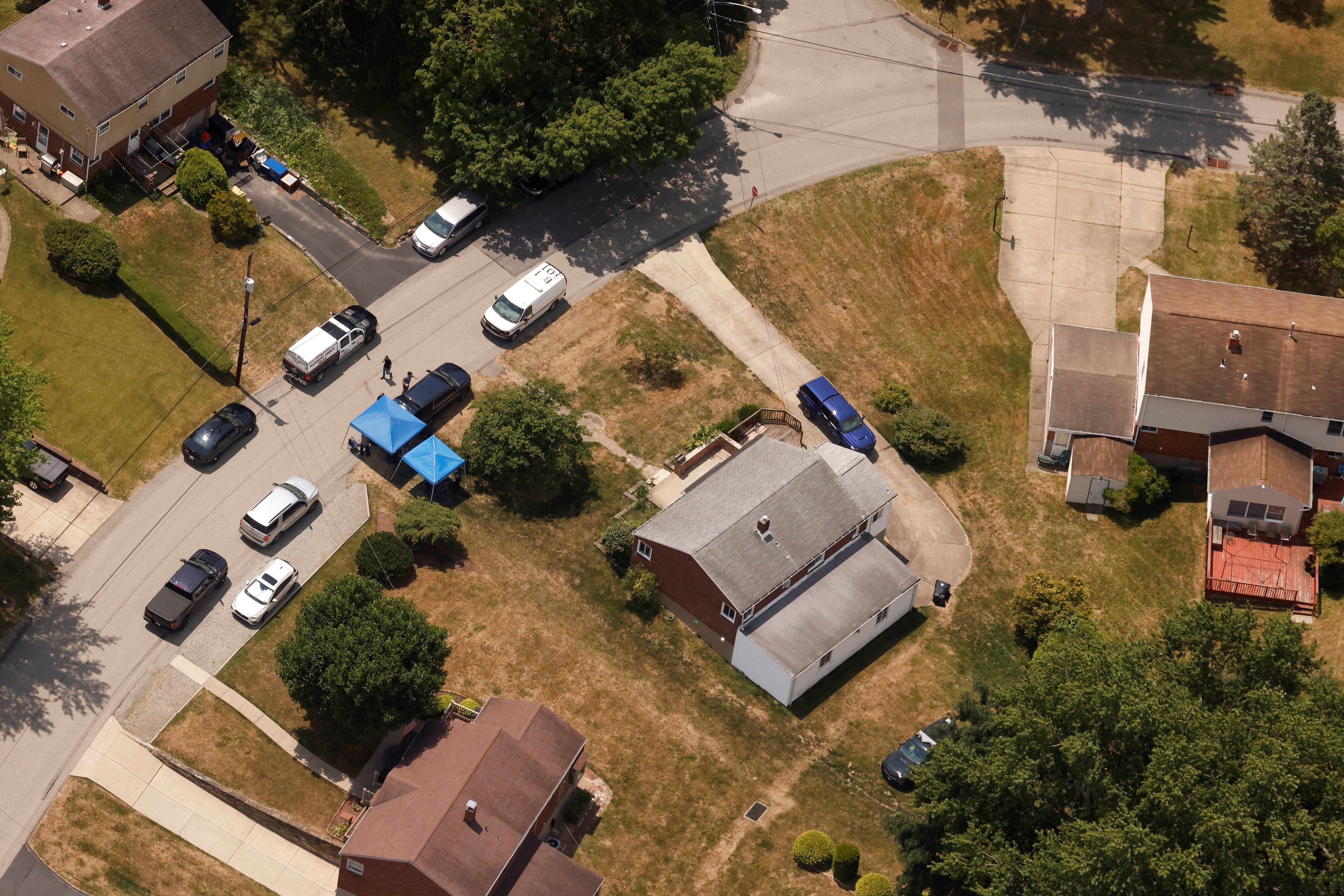 Preiskava na domu osumljenca (Foto: Brendan McDermid/ REUTERS)