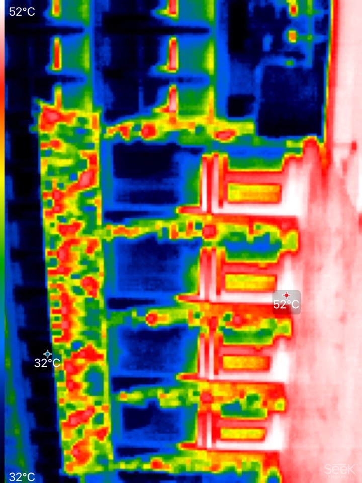 Razbeljeni kipi nad vhodom v državni zbor (Foto: N1)