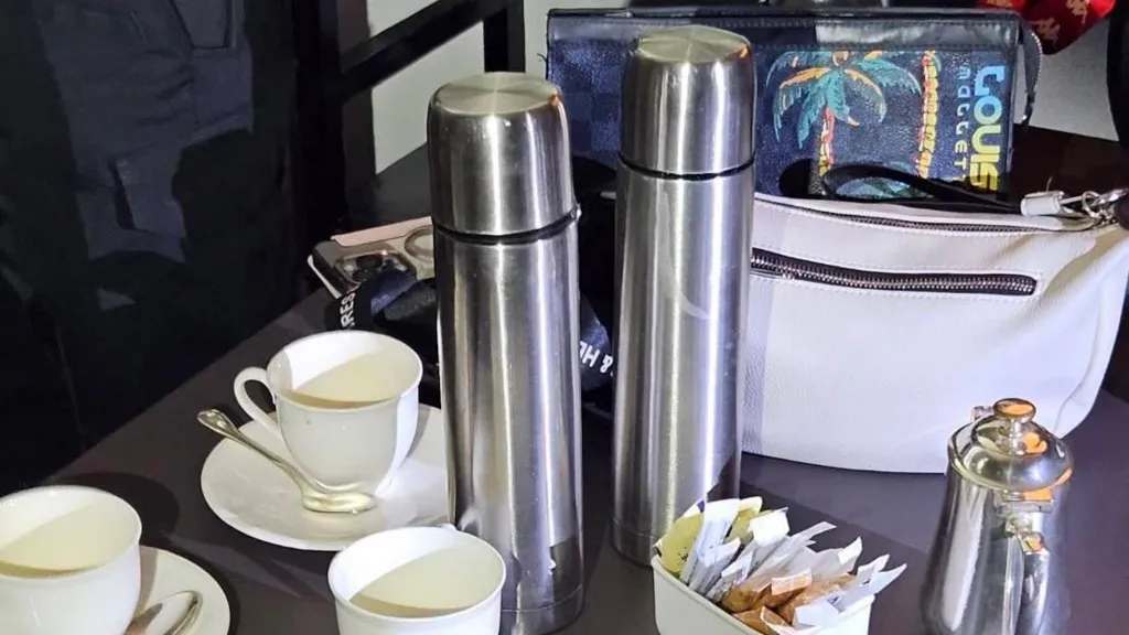 Termovki in skodelice za čaj, na katerih so našli sledove cianida