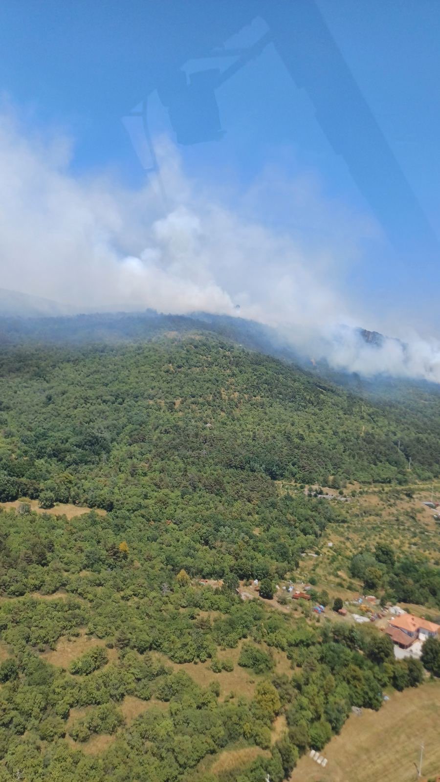 Slovenska vojska pomaga pri gašenju iz zraka (Foto: SV)
