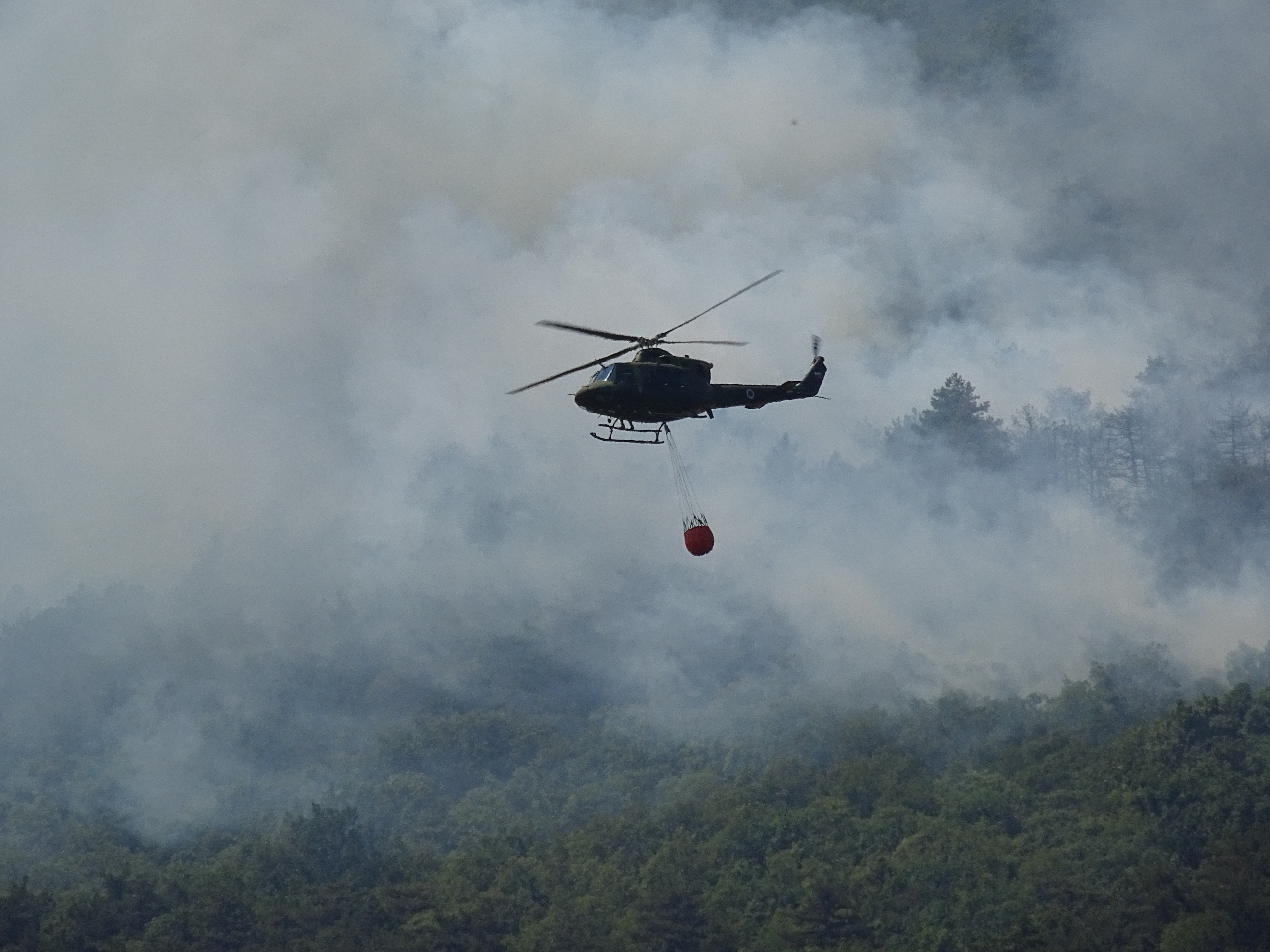 požar na krasu 2024, gašenje požara, helikopter iz zraka