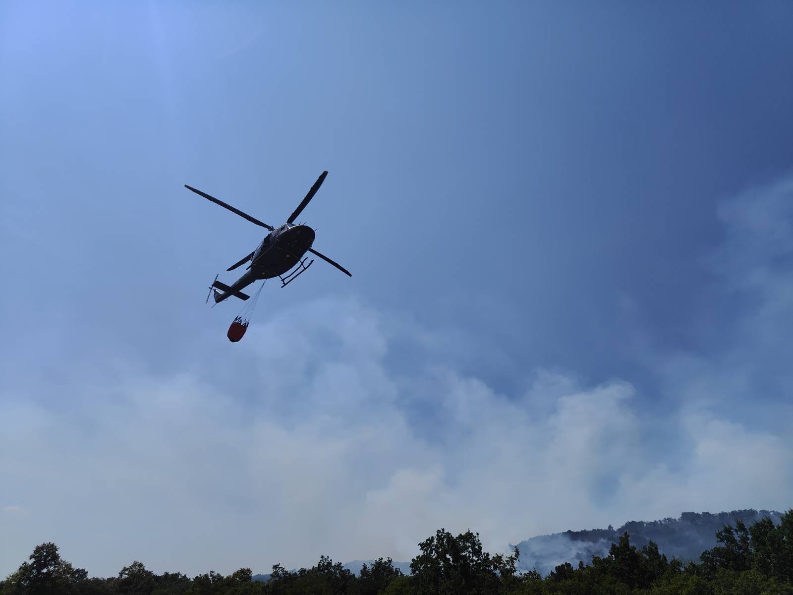 požar na krasu 2024, gasilci, helikopter, helikopter za gašenje, gašenje