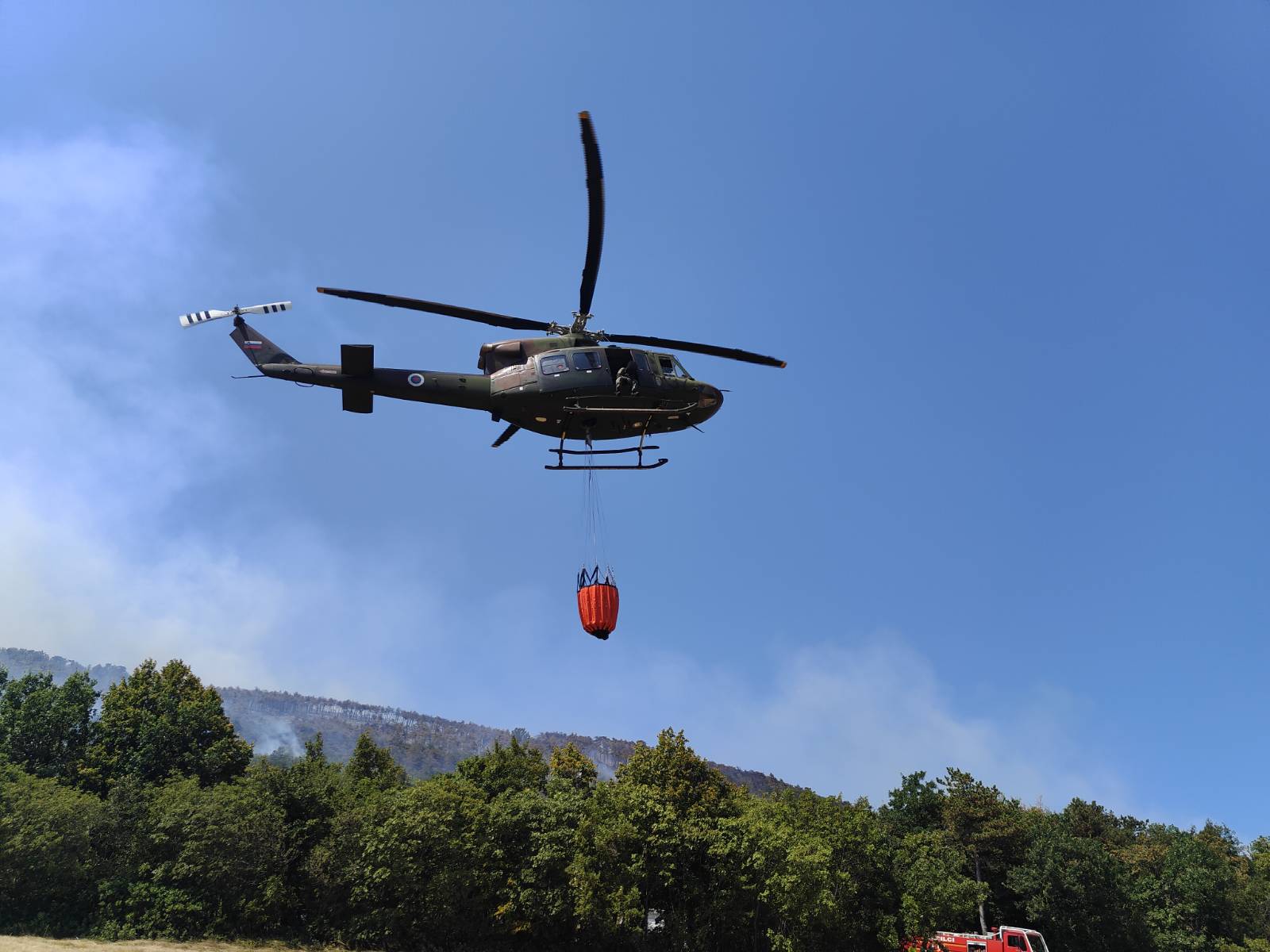 požar na krasu 2024, gasilci, helikopter, helikopter za gašenje, gašenje