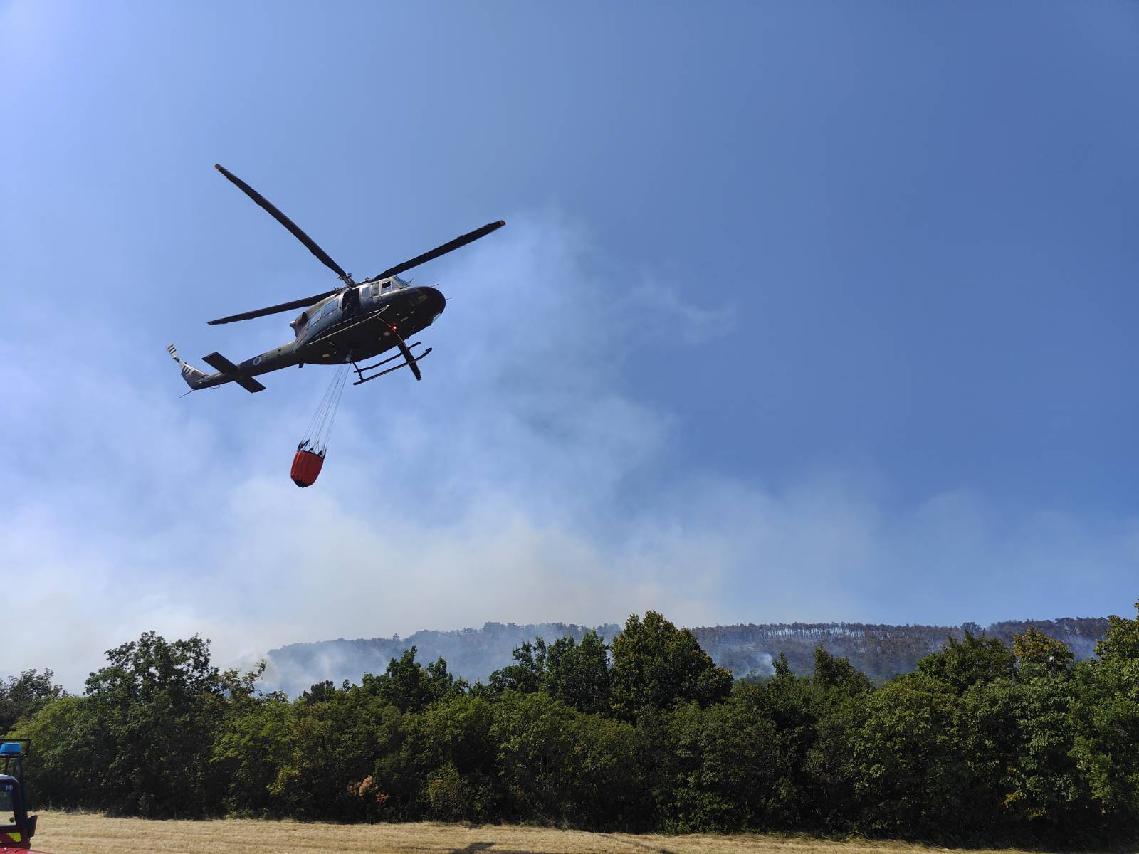 požar na krasu 2024, gasilci, helikopter, helikopter za gašenje, gašenje