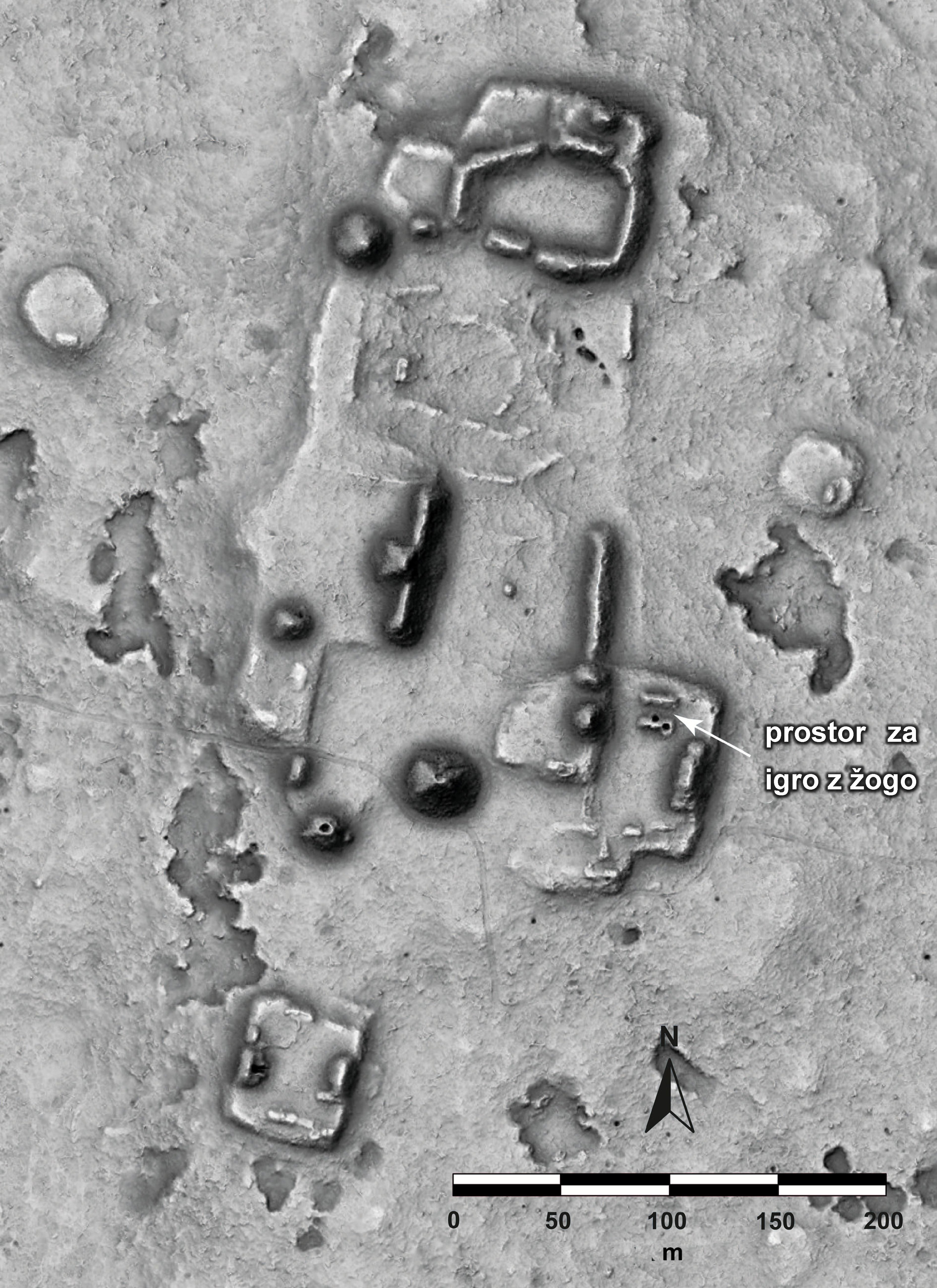 Najdišče s prostorom za igro z žogo, pod katerim je bil v testnem izkopu odkrit del zgodnejše strukture - vizualizacija lidarskih podatkov (Foto: Žiga Kokalj, ZRC SAZU/arhiv Ivana Šprajca)