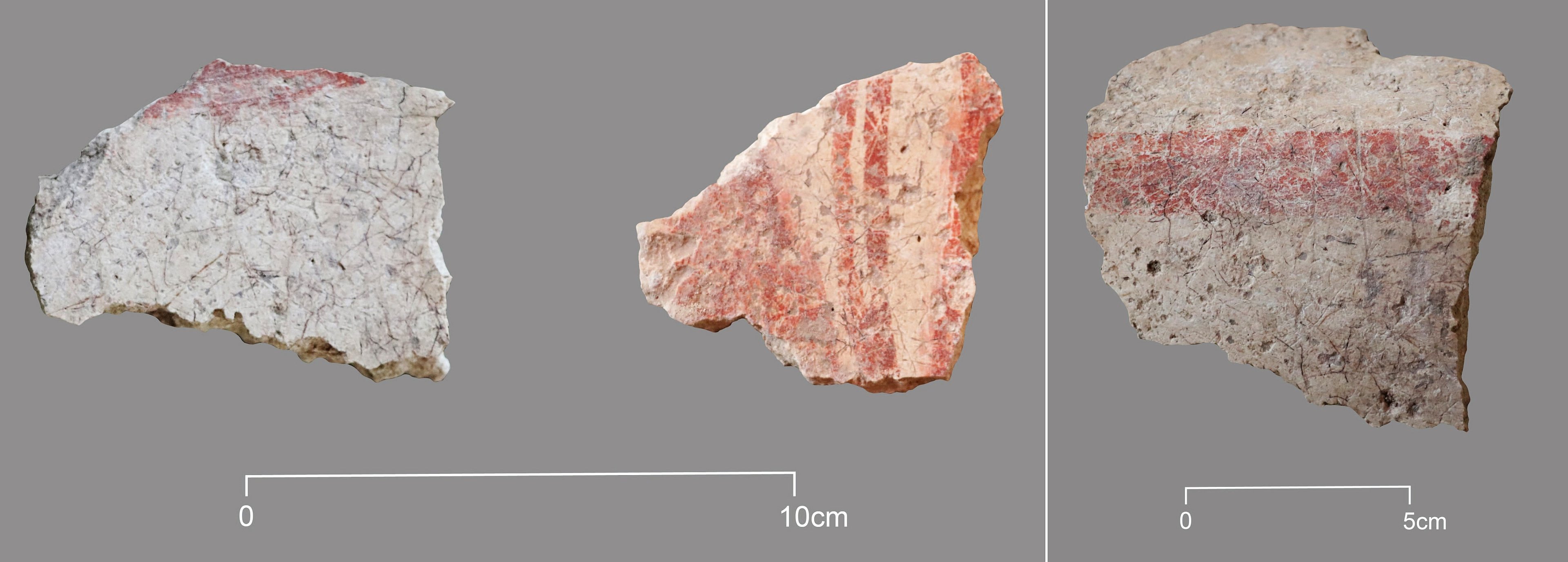 Fragmenti ometa z ostanki barve, najdeni v testnem izkopu na igrišču (Foto: Octavio Esparza Olguín/arhiv Ivana Šprajca)