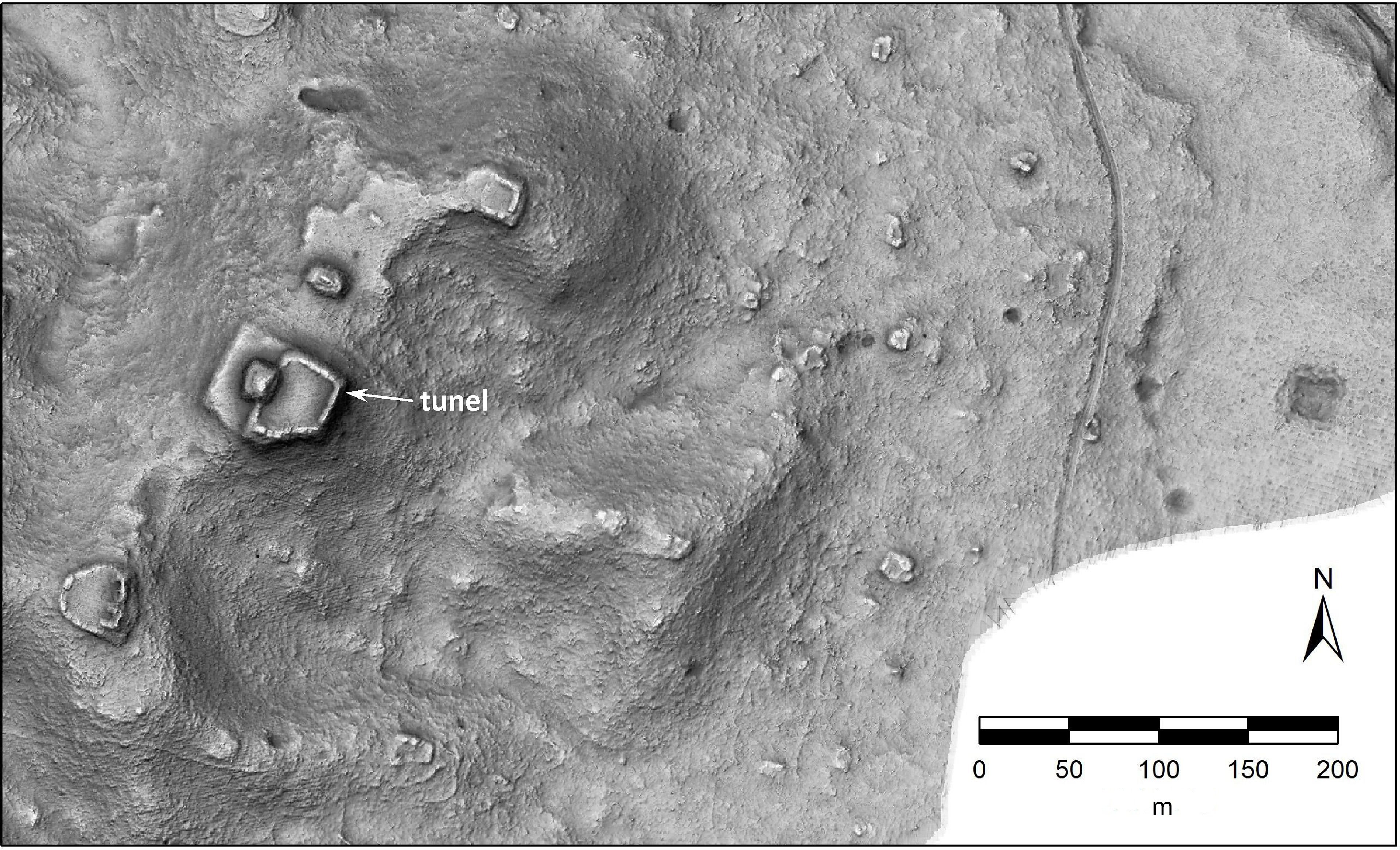 Najdišča s tunelom za odvajanje vode - vizualizacija lidarskih podatkov (Foto: Žiga Kokalj, ZRC SAZU/arhiv Ivana Šprajca)