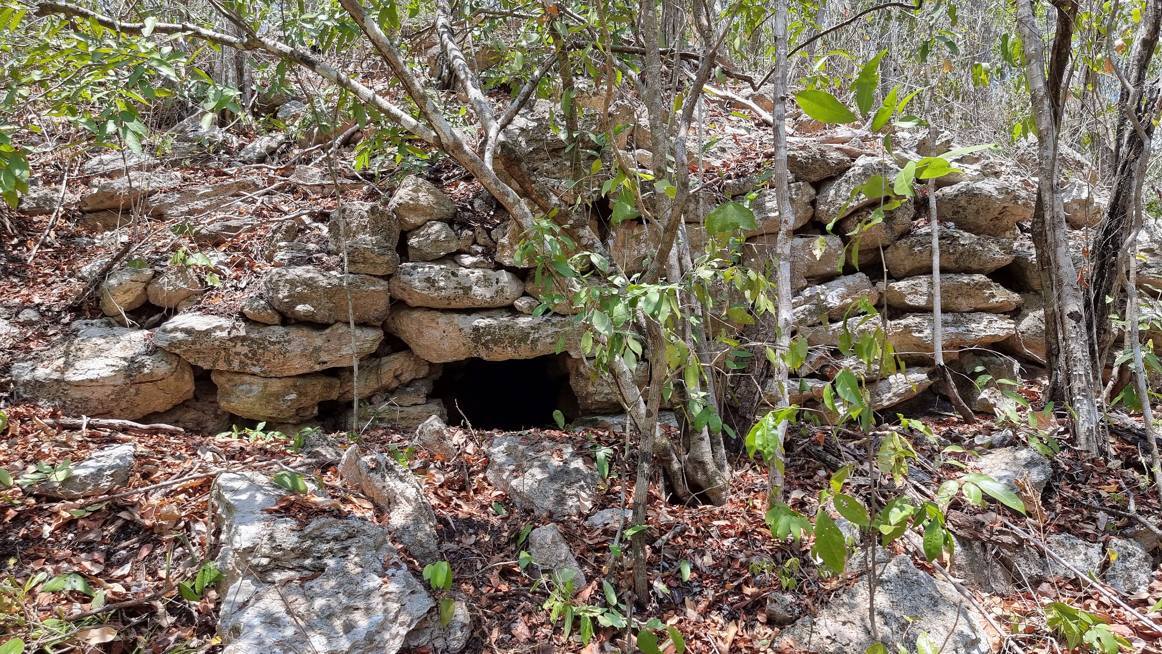Zunanja fasada stavbe z odtočnim kanalom (Foto: Vitan Vujanović, Univerza v Bonnu/arhiv Ivana Šprajca)