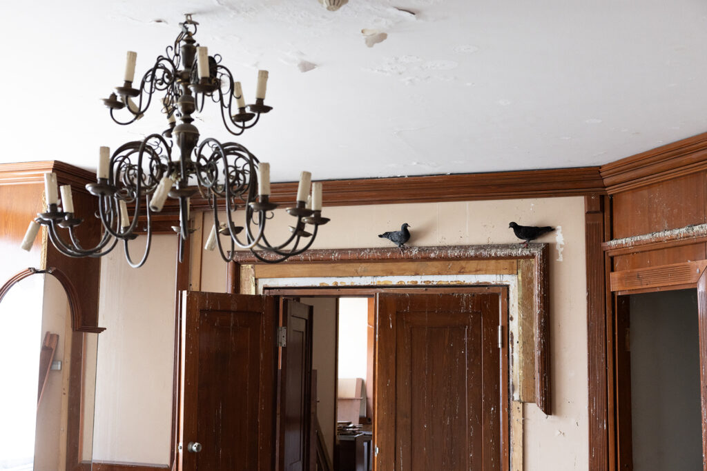 Pogled na propadajočo notranjost hotela Jugoslavija