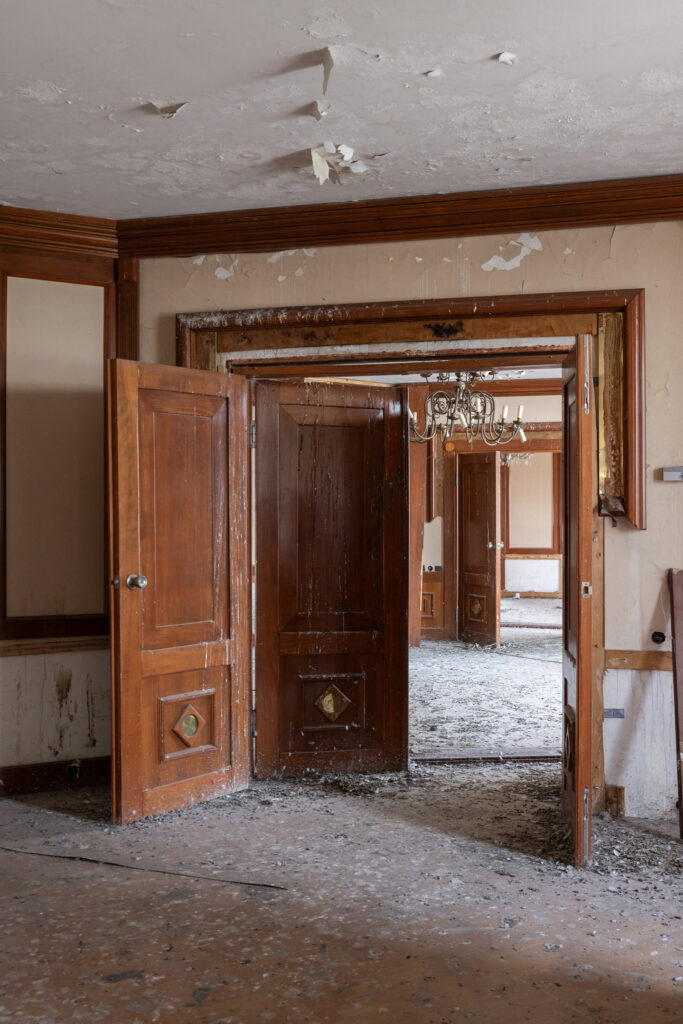 Pogled na propadajočo notranjost hotela Jugoslavija