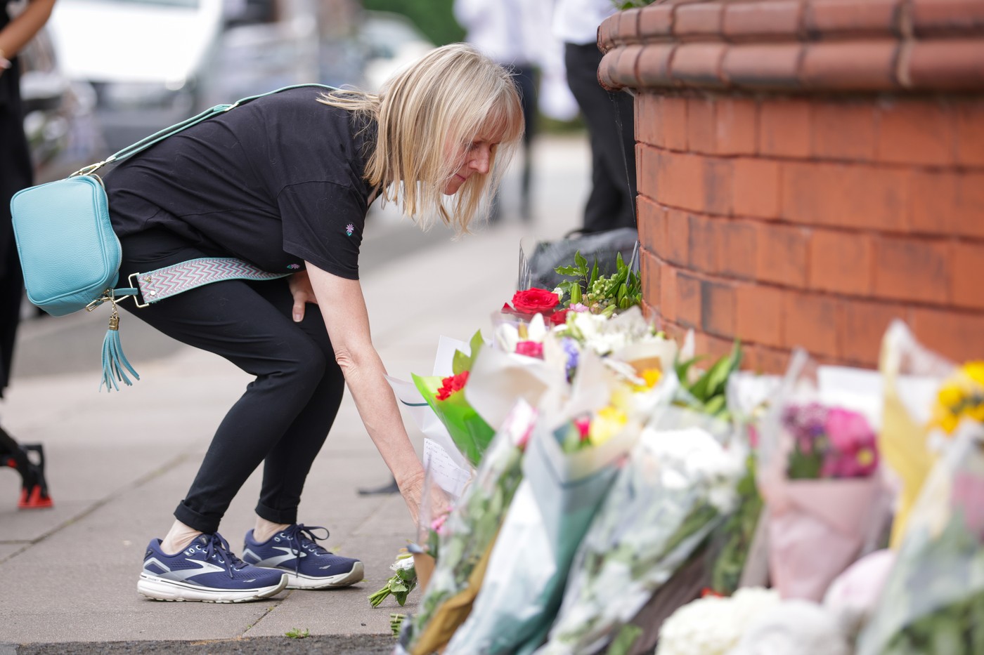 Blizu kraja napada danes ljudje polagajo cvetje