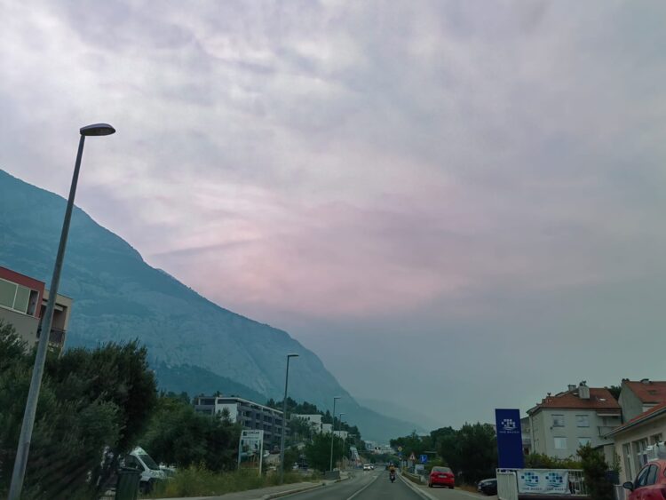 Stanje na območju Tučepov v torek okoli 15. ure. (Foto: N1)