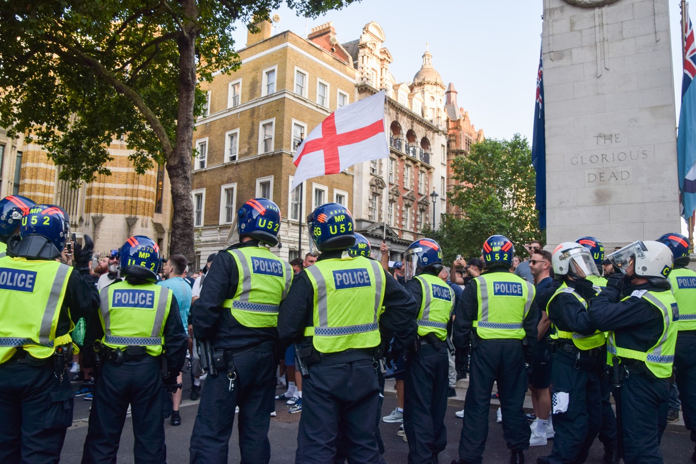 izgred, anglija, napad