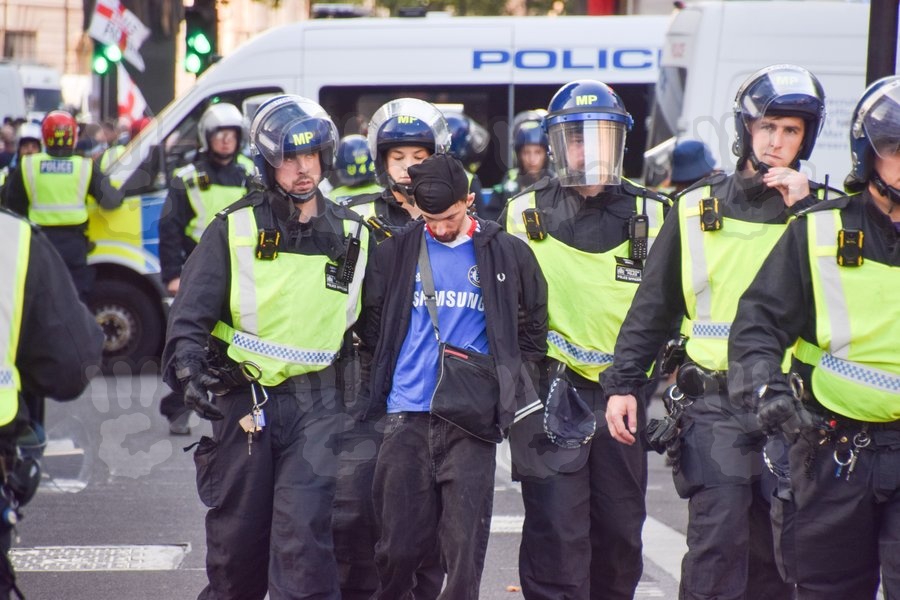 izgred, anglija, napad