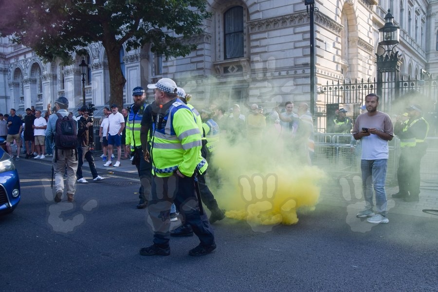 izgred, anglija, napad