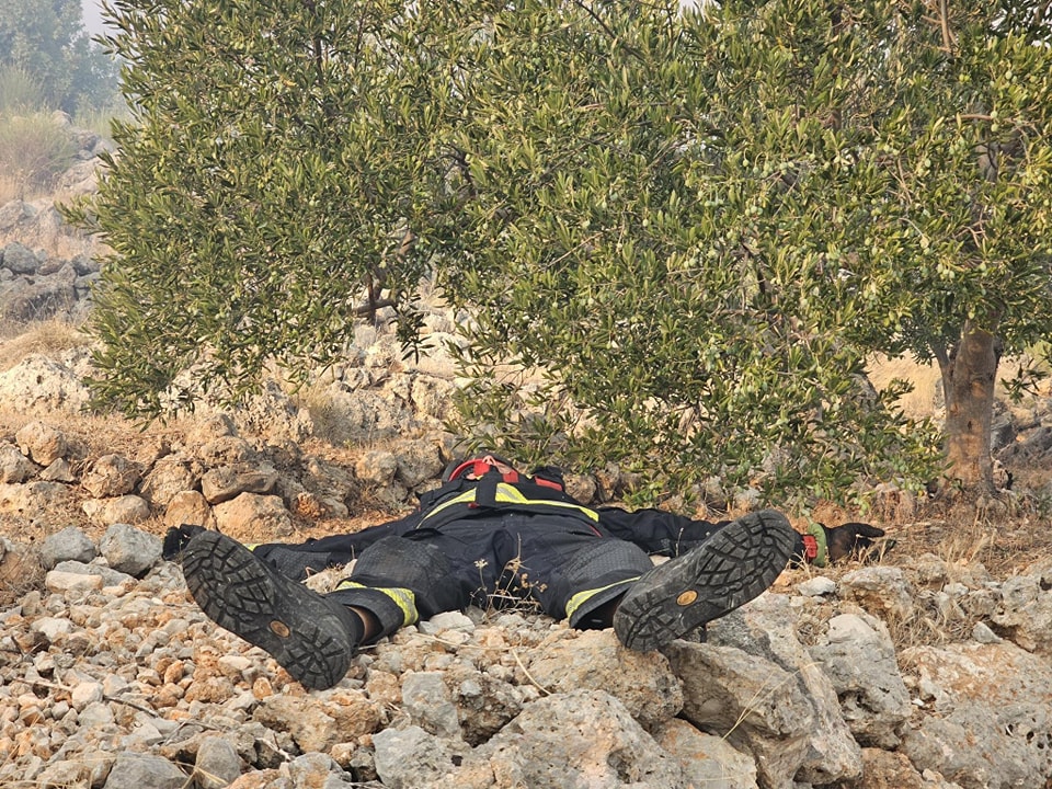 Izčrpani gasilci (Foto: @Vatrogasci193/FACEBOOK)