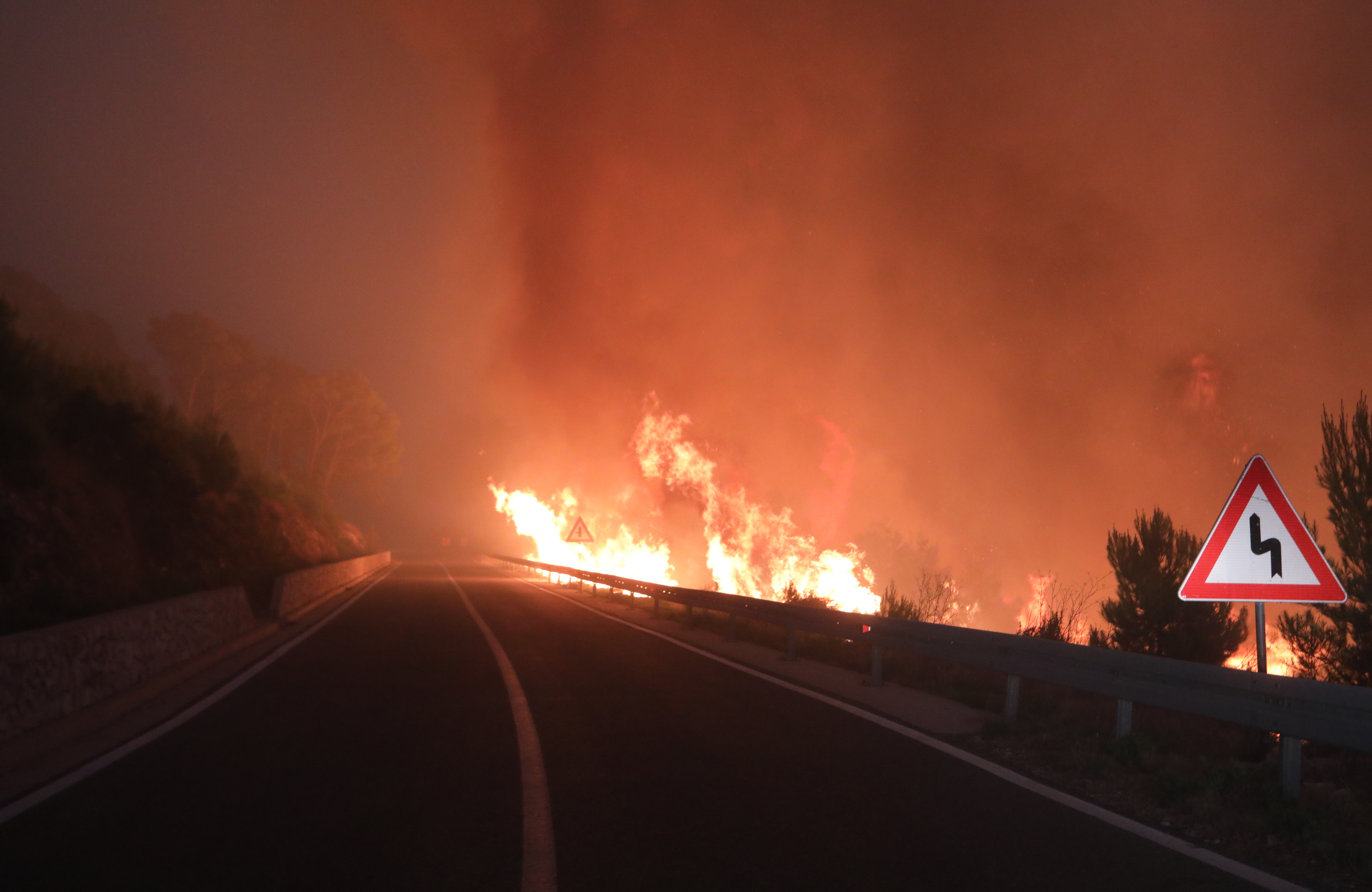 Požar nad Tučepi (Foto: Ivo Cagalj/PIXSELL/BOBO) 