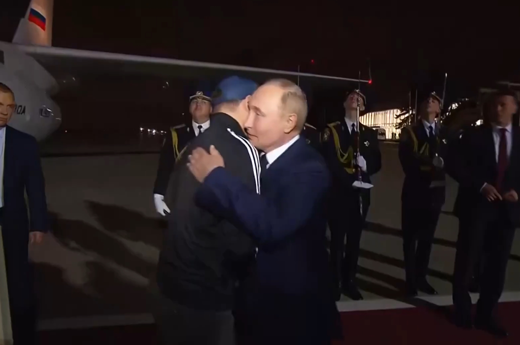 Objem Putina in Krasikova. (Foto: REUTERS/X)