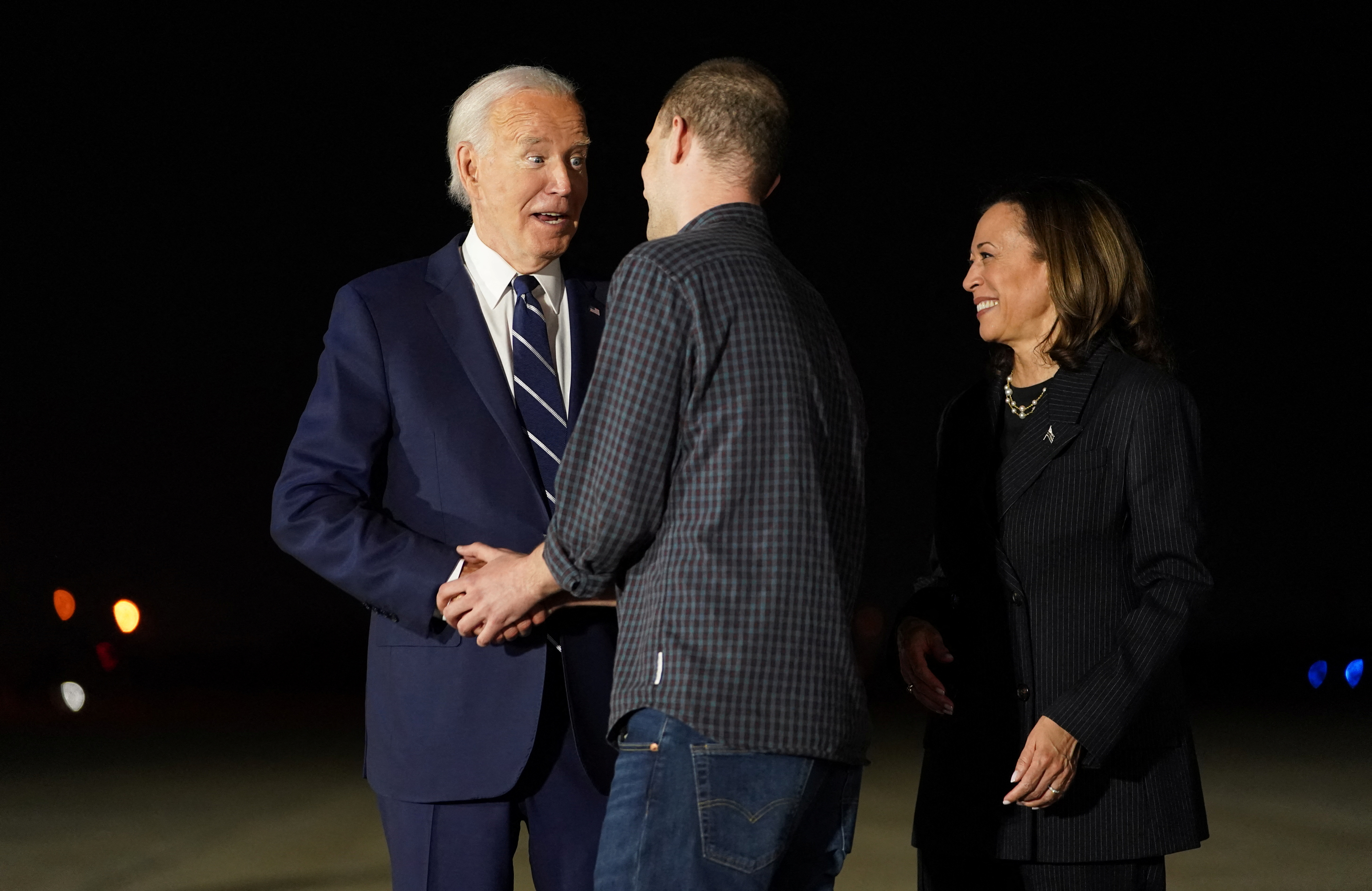 Američane je v ZDA pričakal tudi Biden  (Foto: Nathan Howard/REUTERS)