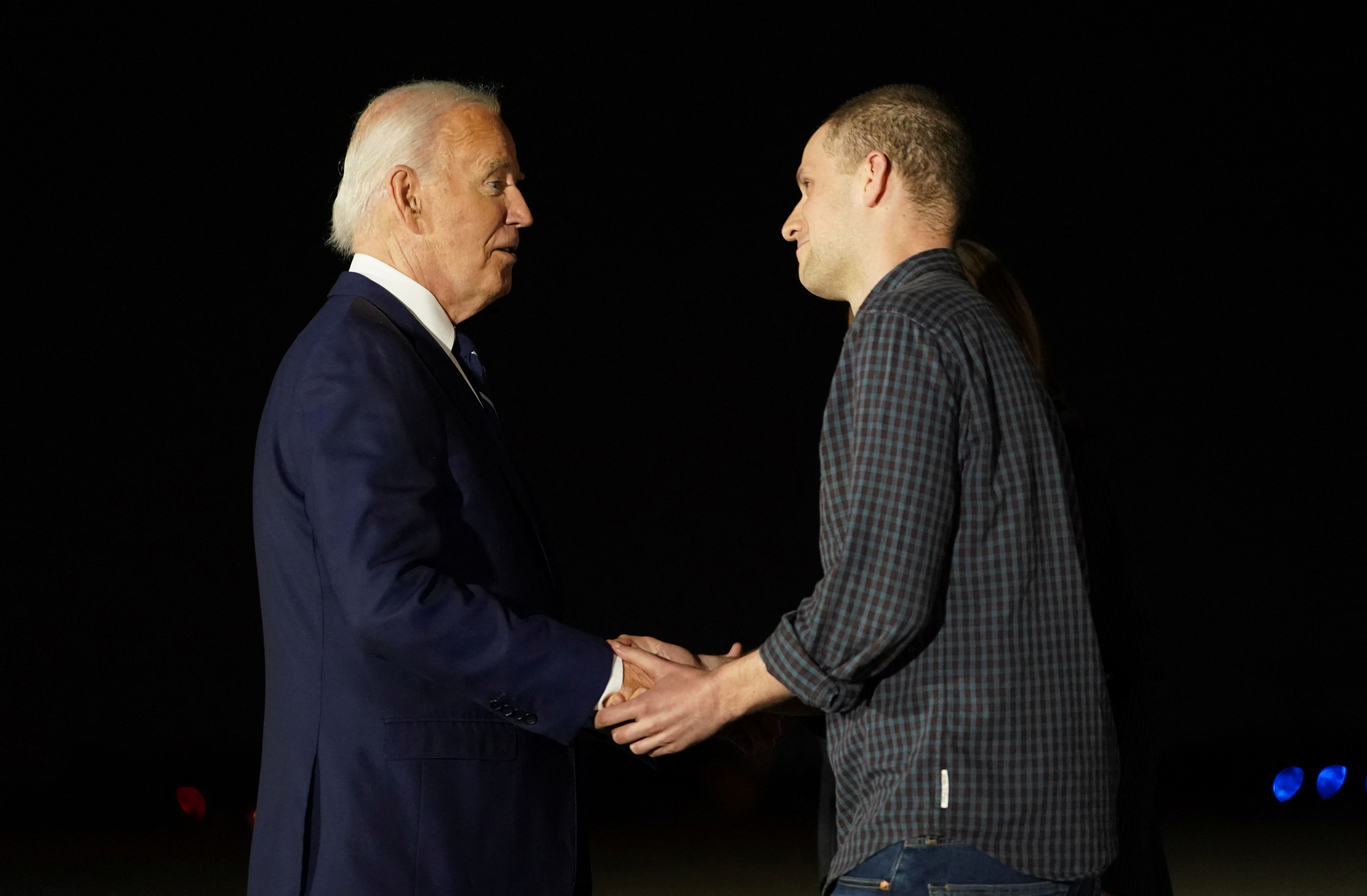 Američane je v ZDA pričakal tudi Biden (Foto: Nathan Howard/REUTERS)