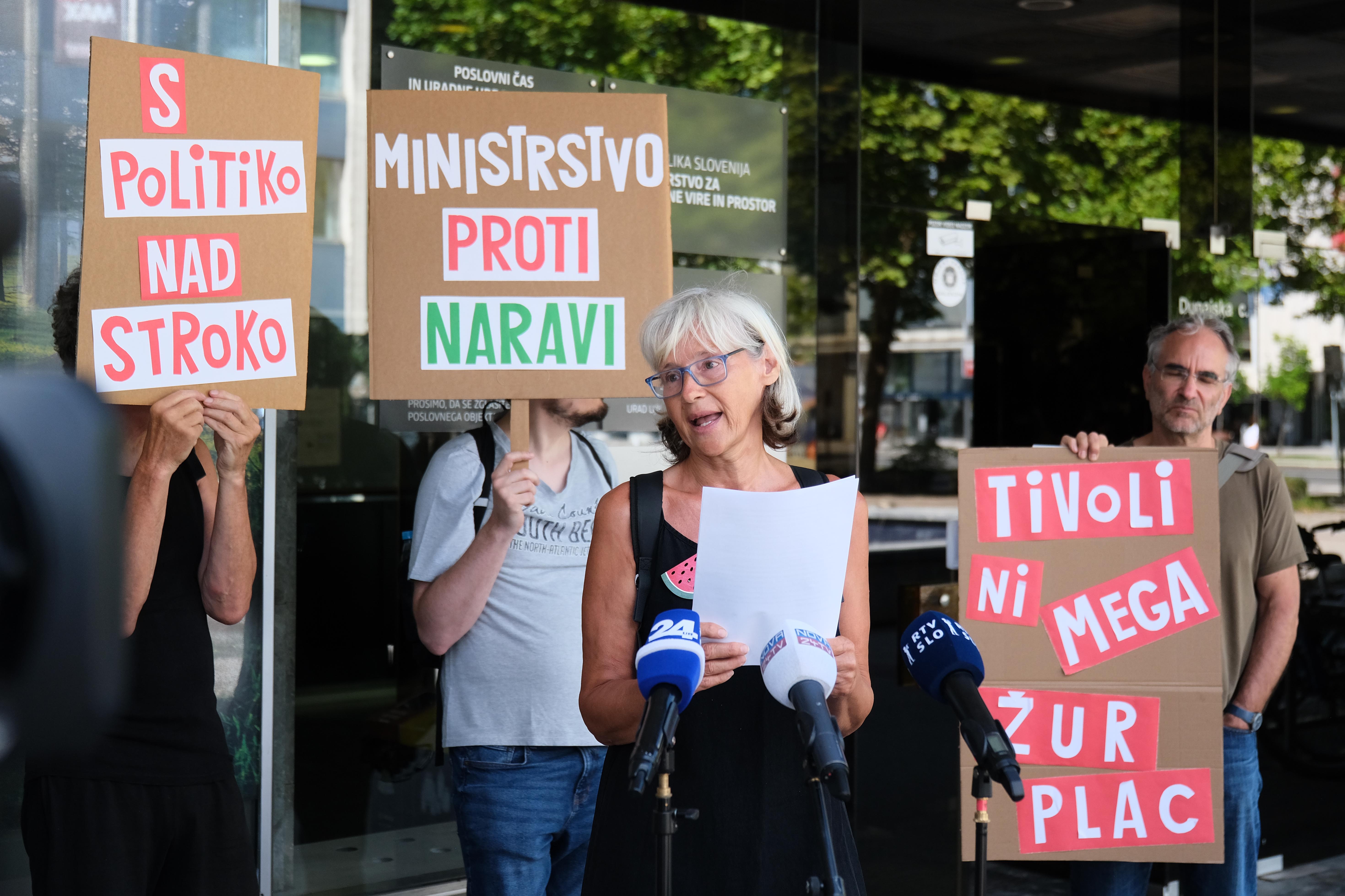 Protest pred ministrstvom (Foto: Janez Zalaznik/Mladi za podnebno pravičnost)